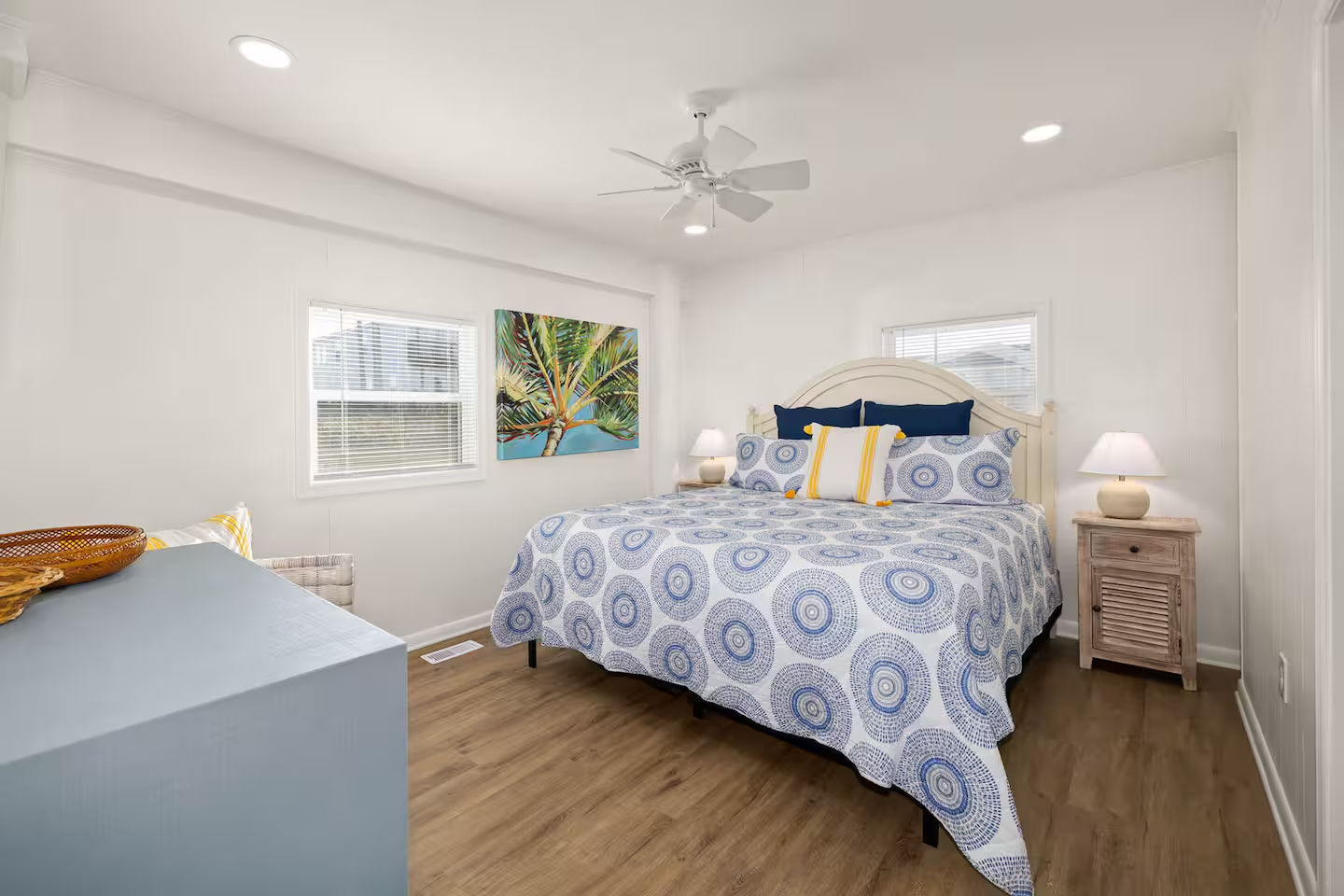 Circle Comforter king bedroom.png