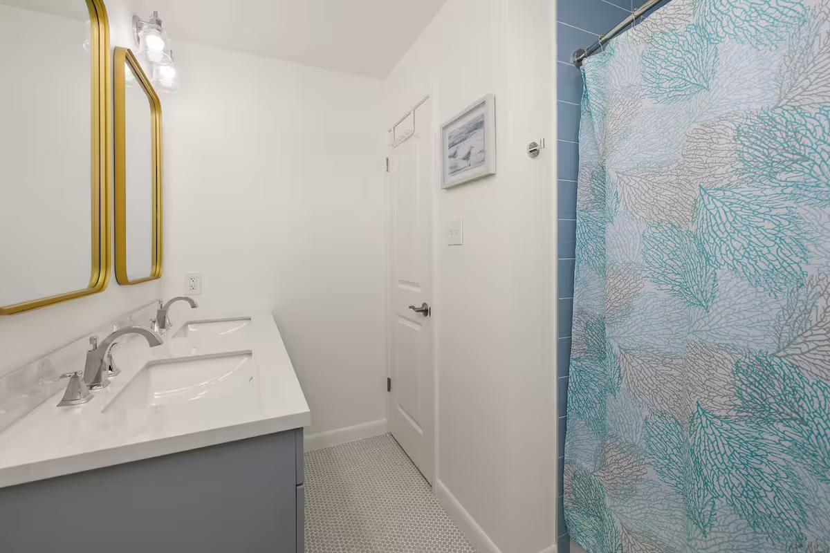 King 1 Bathroom - 2nd Level.png