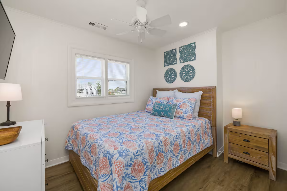 Queen bedroom with flowers.png