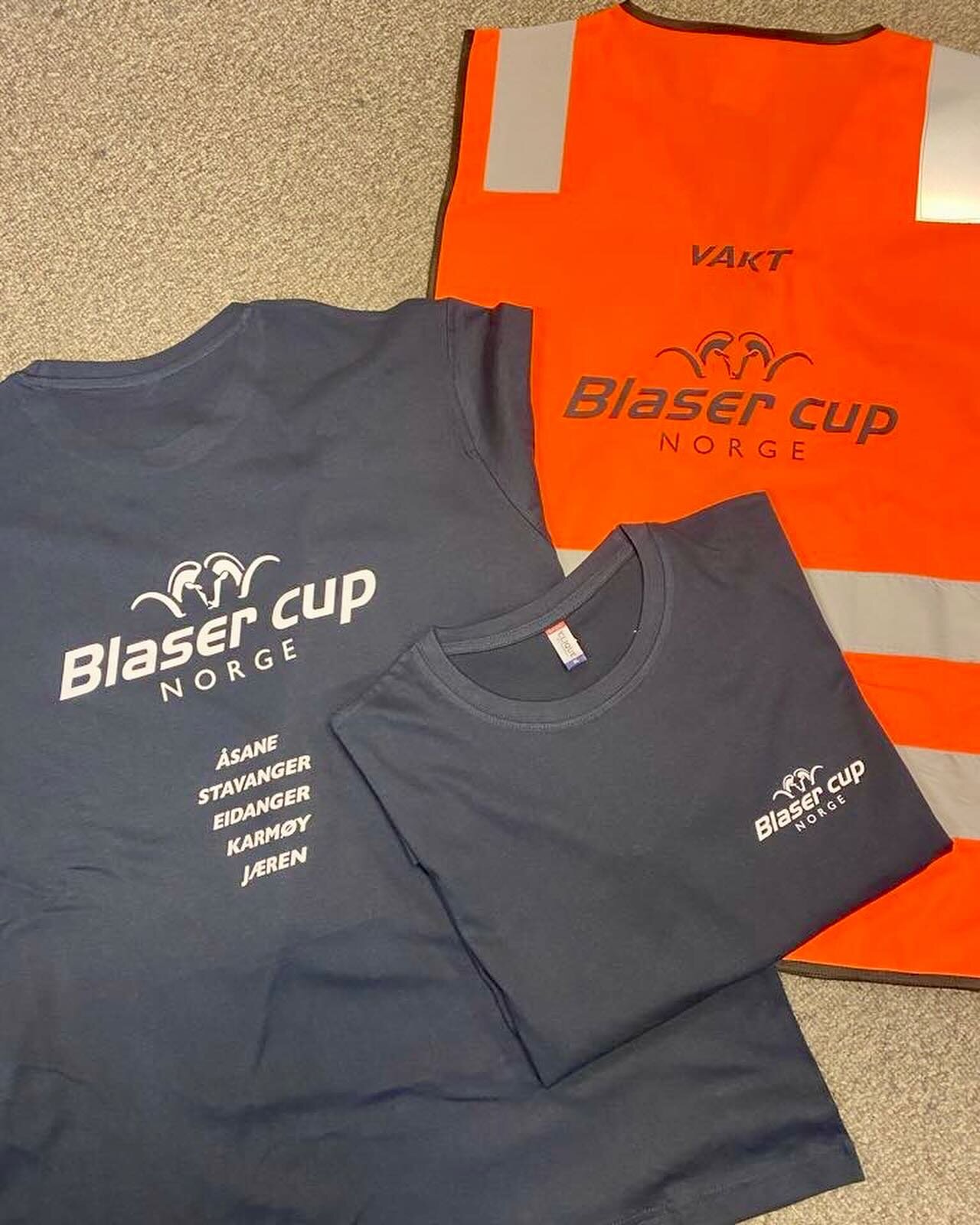 T-skjorter, refleksvester og capser til Blaser cup i produksjon 🤩👍🏻 

#jprint #blasercup #caps #t-skjorte #refleksvest #cup #konkurranse #trykkeri #handlelokalt
