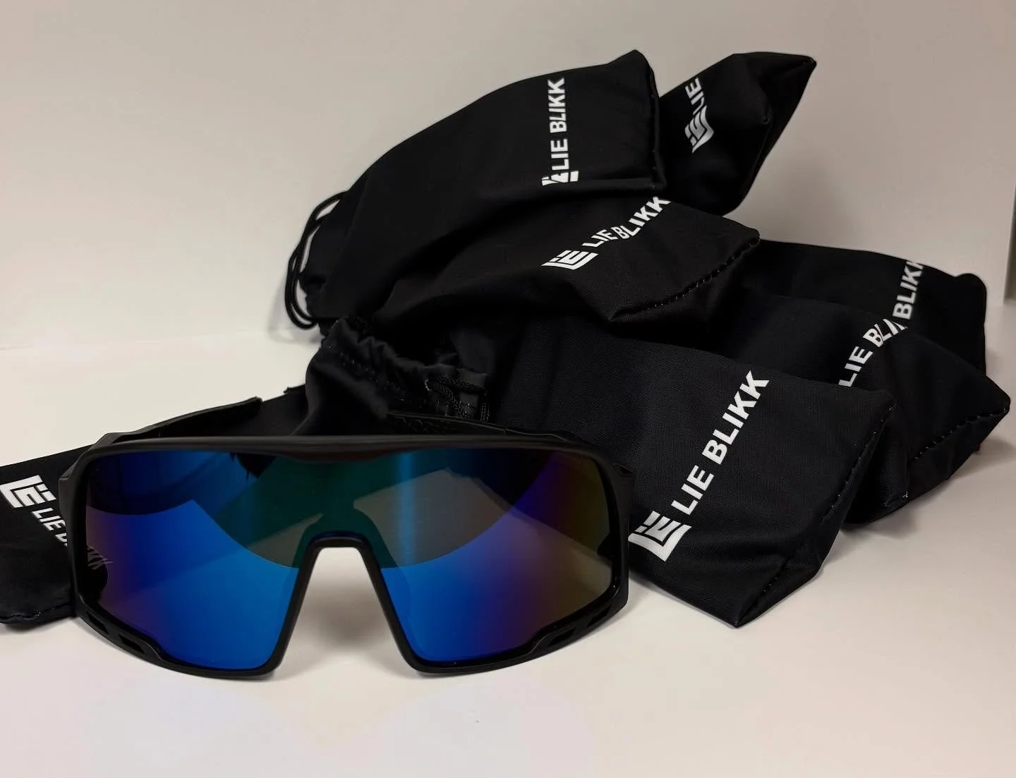 Sporty solbriller med logo levert til Lie Blikk 😎☀️