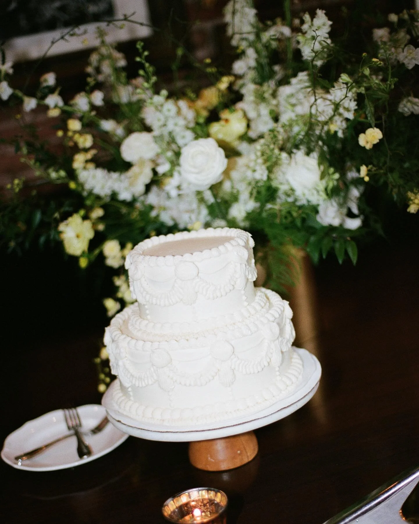 A moment for the cake. 🎂 
Photographer @angelajazmin.studio 
Planner @aboutjoyevents 
Cake @susiecakesbakery 
Venue @wayfaretavern 
Florals @wildcoastflora 
#cake #🎂 #weddingcake #wedding #sfwedding #cityhallwedding #bayareawedding #weddingfloral