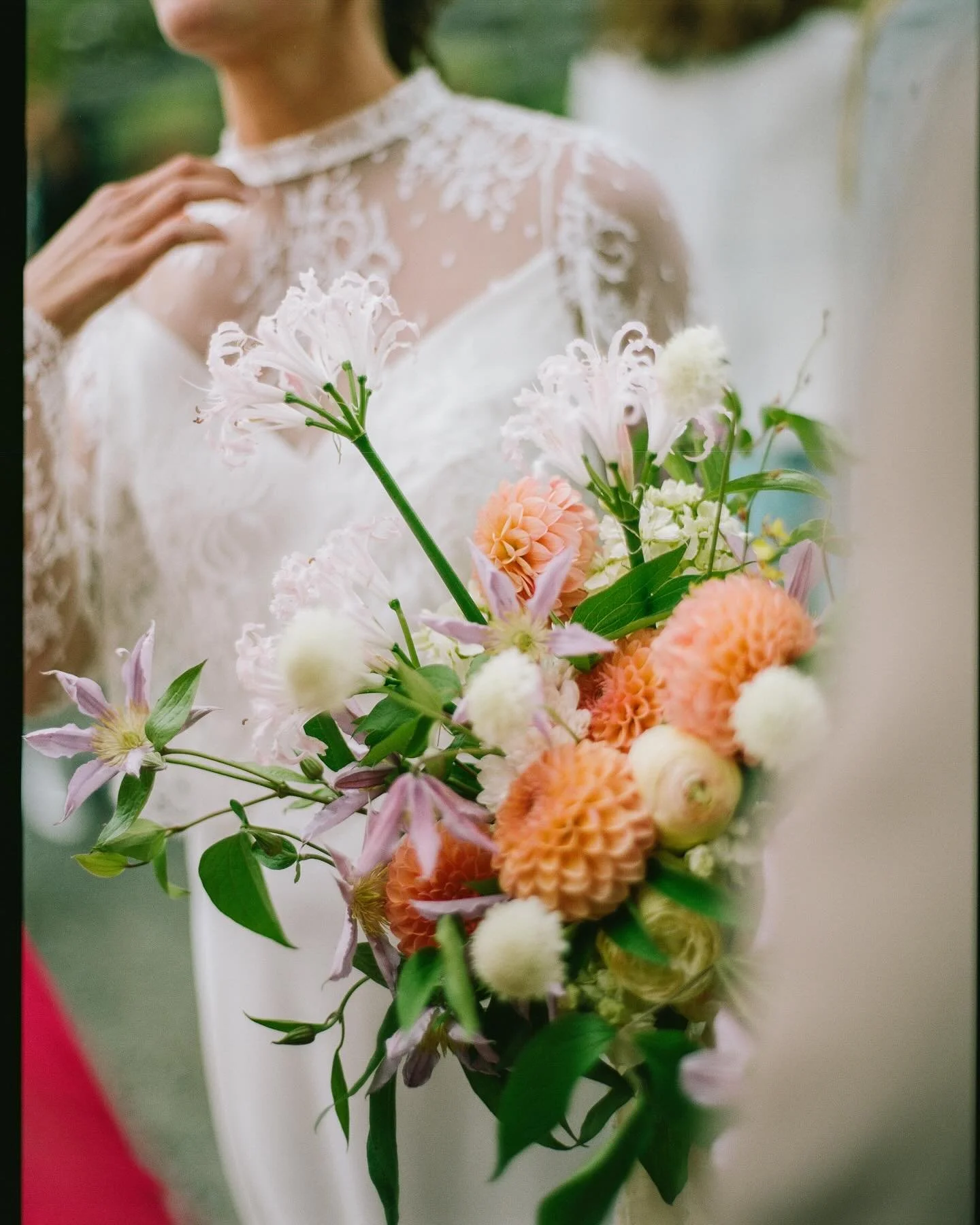 It’s the baby sambas for me. There’s also just something about candid shots…✨✨✨ 
Photographer @karariversphoto 
Planner @ohsplendidday 
Venue @stemplecreekevents 
Florals @wildcoastflora 
#candid #candidphotography #bride #bridal