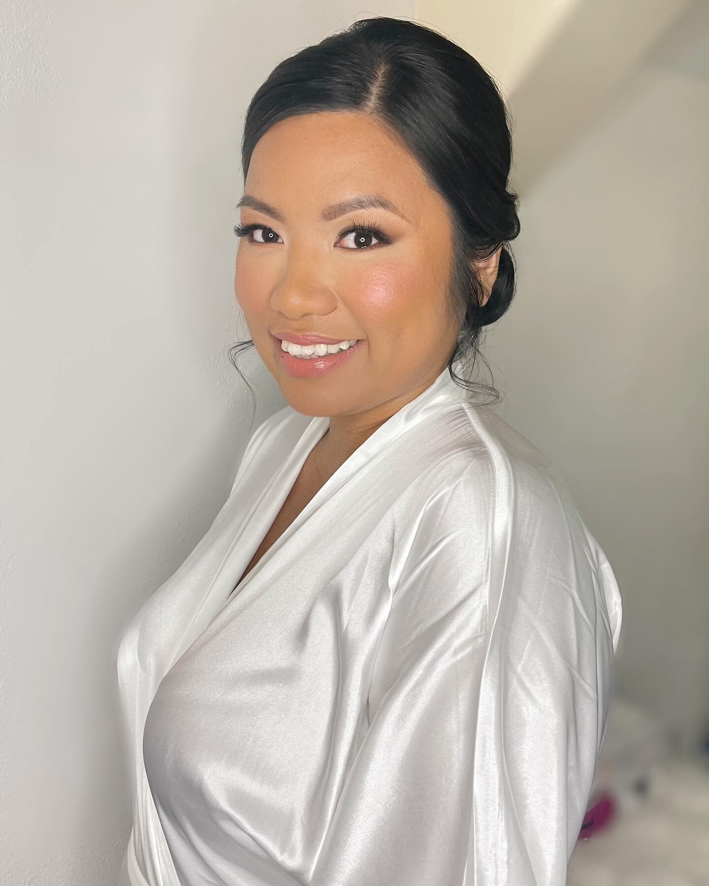 We loved every single detail of Miqi&rsquo;s look from her beautiful pearl ring, to her blushing glam, to her classic updo. Very Castle inspired just like her vision 😍

#losangelesbridalmakeupartist #losangelesbridalhairstylist #weddinghairandmakeup