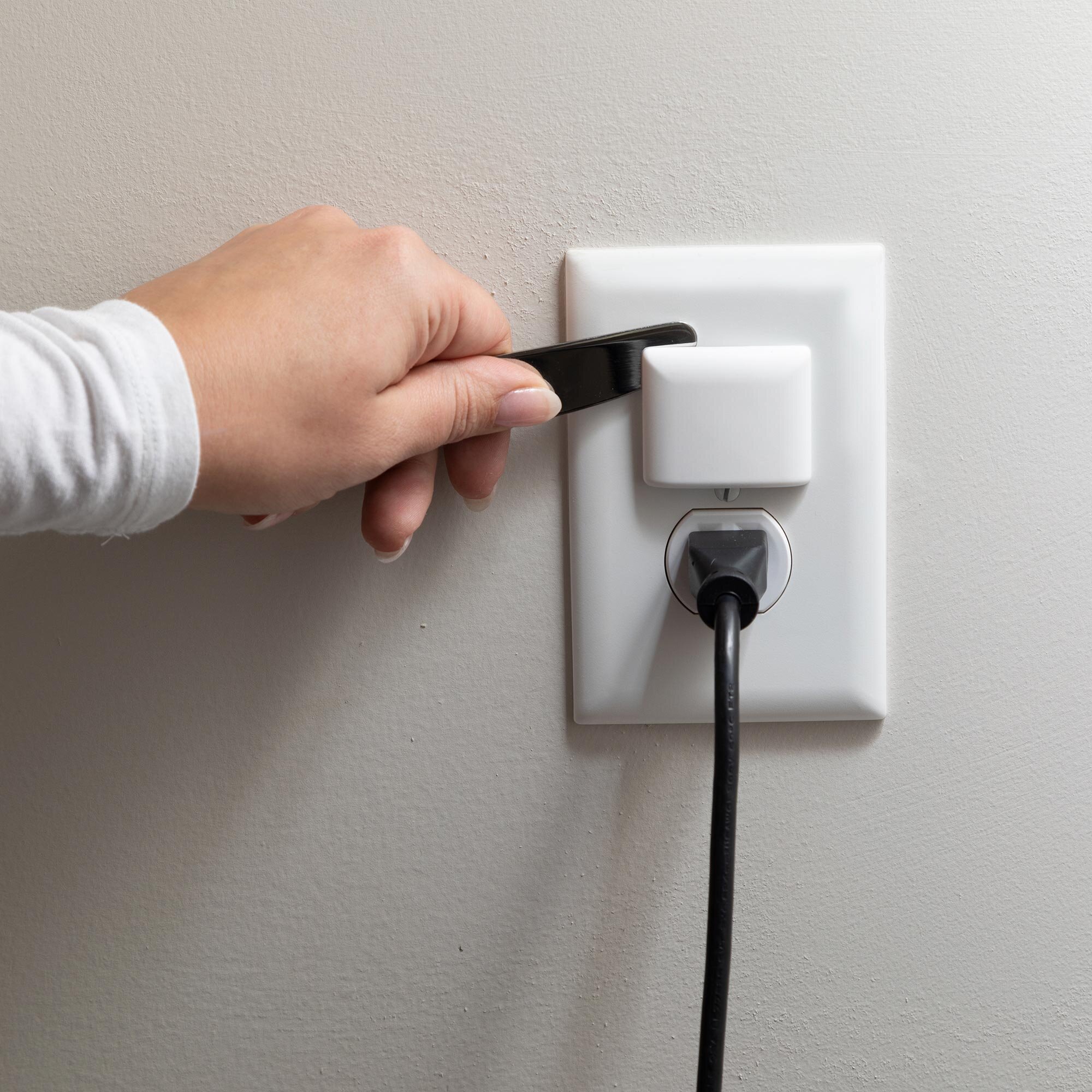 Removing StayPut® Single Outlet Plug