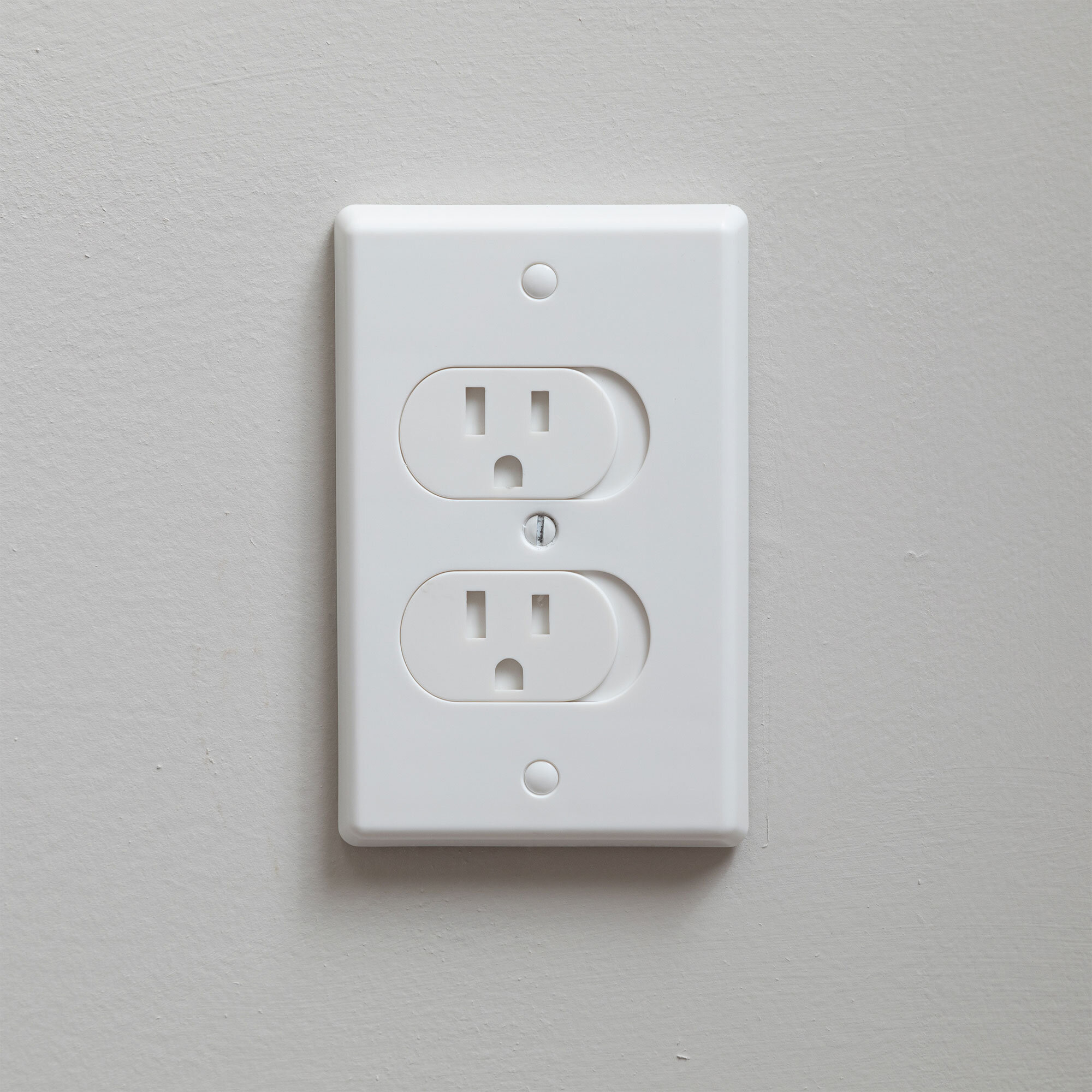 Universal Self-Closing Outlet Cover