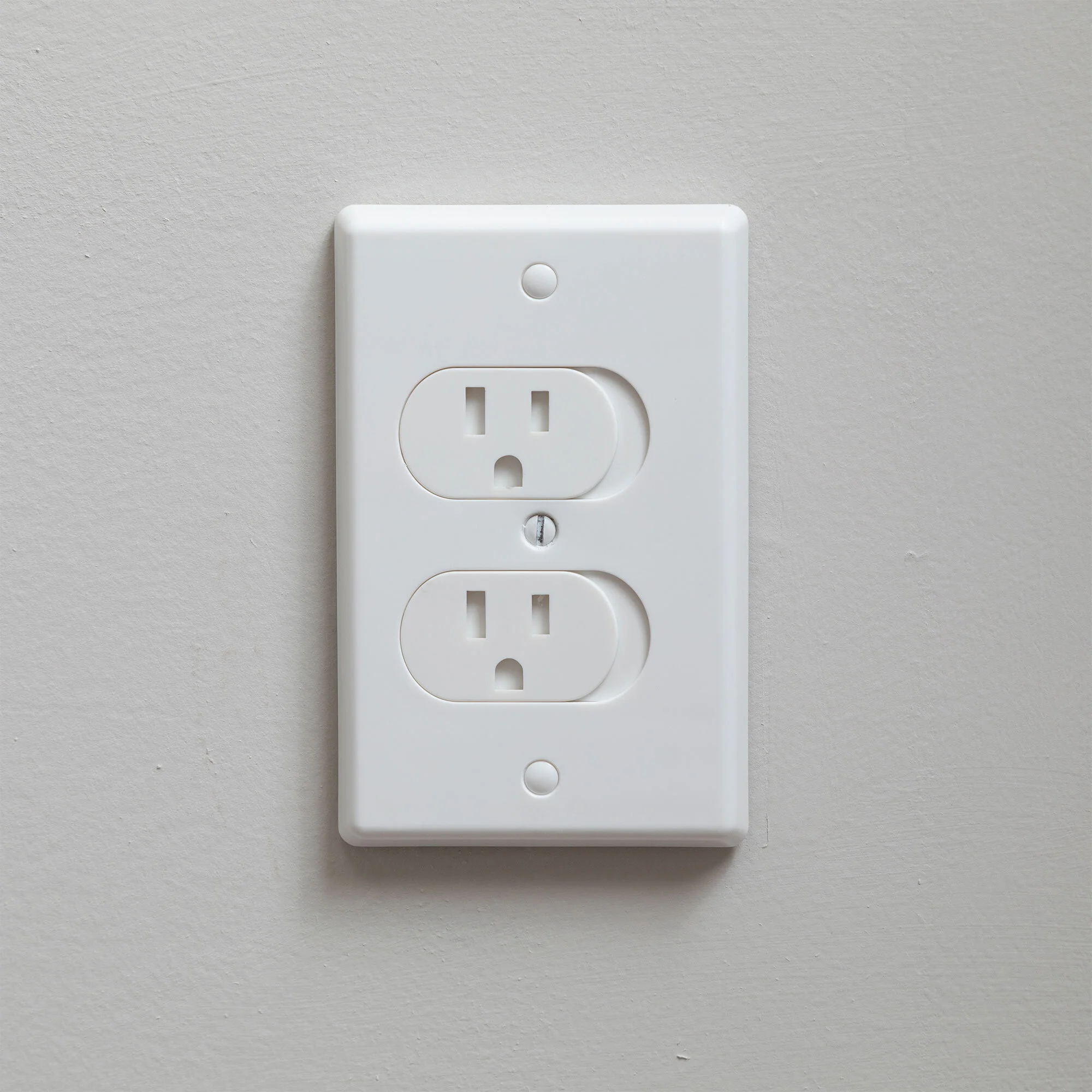 self closing outlet covers