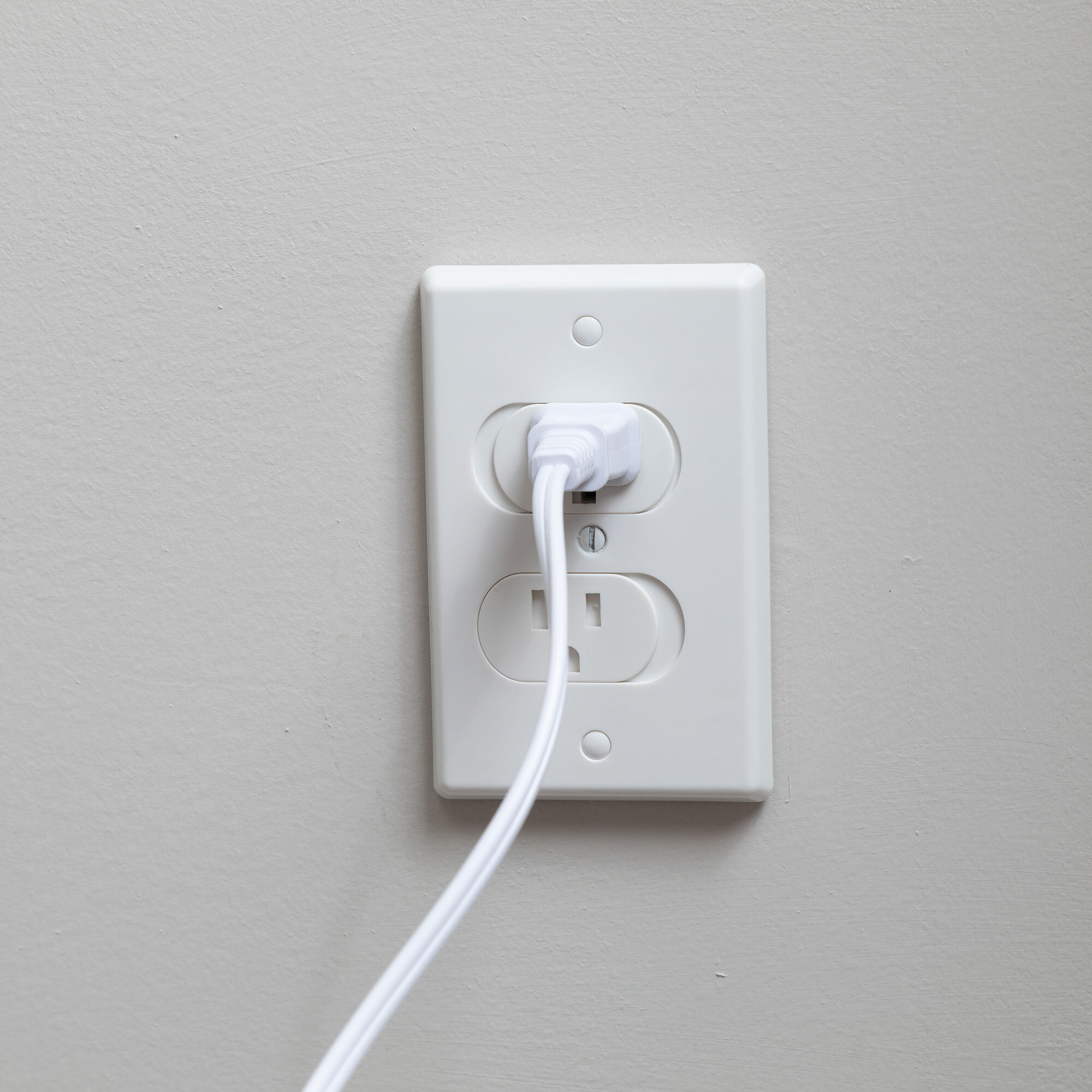 Universal Self-Closing Outlet Cover with a plug