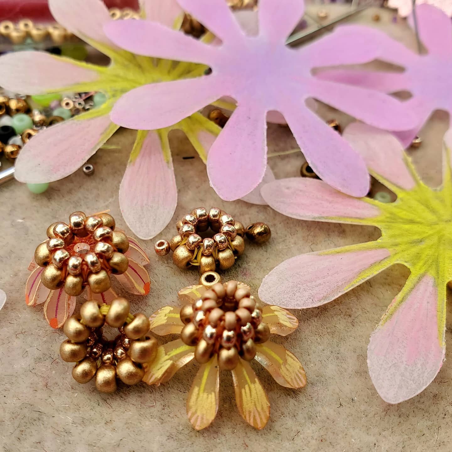 #seedbeads are still very dear to me. New design for a #Shrinkets class, coming to Tucson! Follow me and #juliehaymaker to keep up with our plans.

#funearrings #flowerearrings #shrinkplasticjewelry #prismacolor