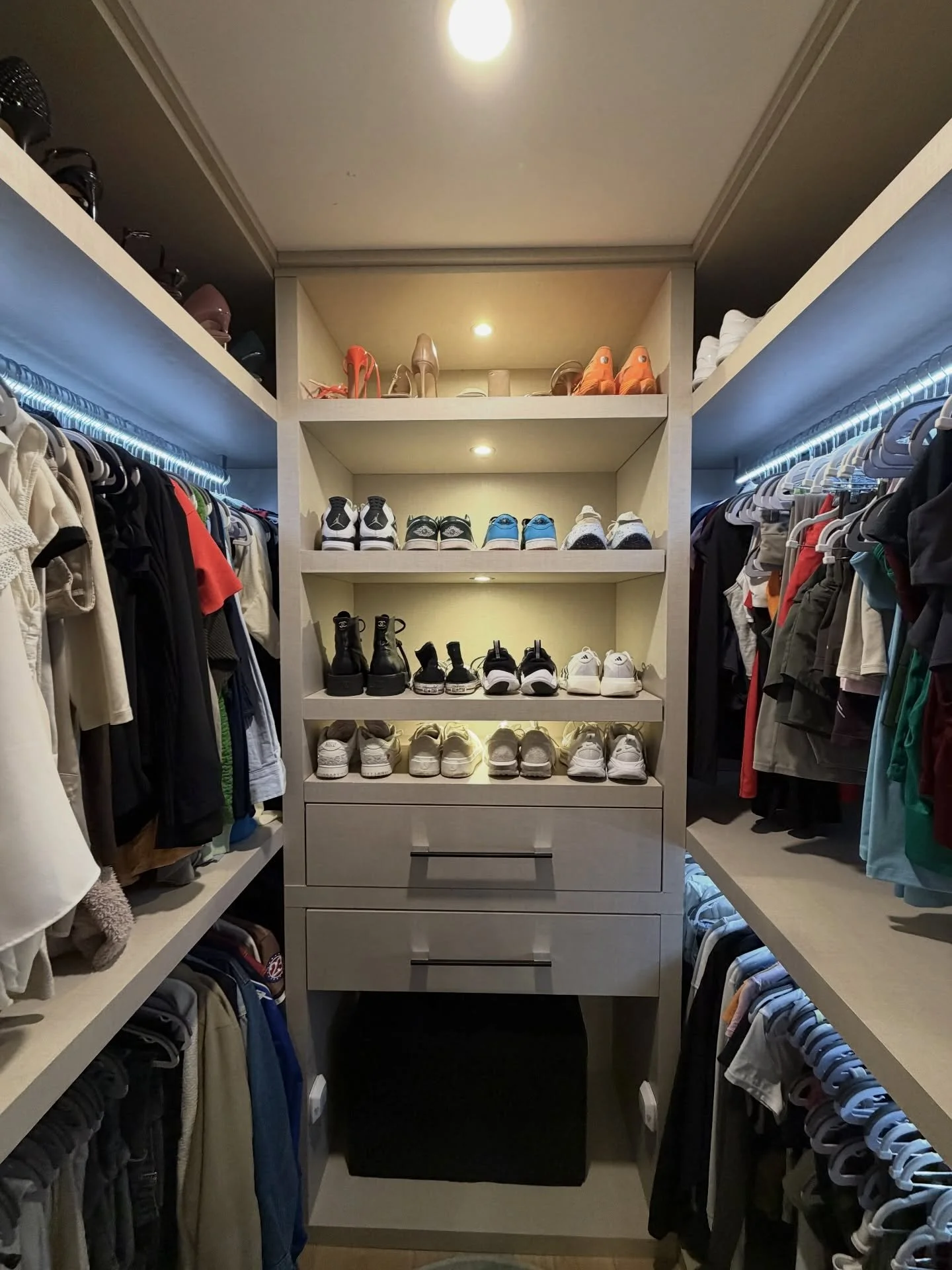 Swipe for the before 🤭 

#organizedcloset #closetinspo #torontoorganizer #professionalorganization