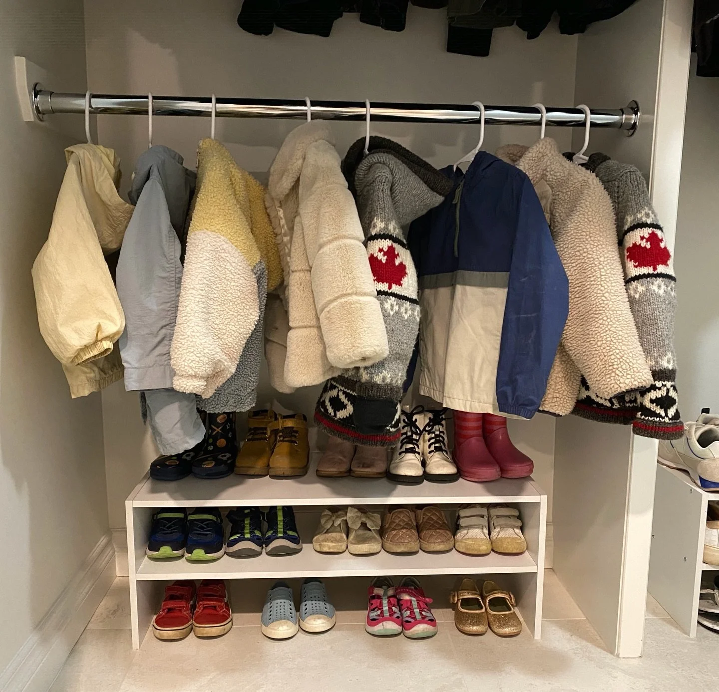 Mini space, major function - A dedicated drop zone for your minis!

#homeorganization #organizedhome #declutteryourlife #mudroomdesign #torontohomes