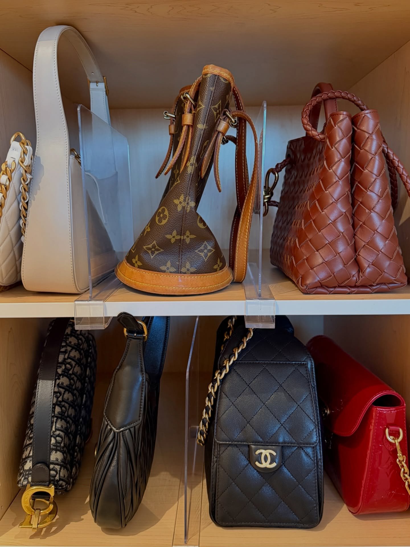 All the ladies in one place&hellip; now that&rsquo;s a moment 👜✨
There&rsquo;s just something about seeing them all lined up &mdash; easy to grab, easy to style, and actually getting the love they deserve. No more digging, no more forgetting what yo