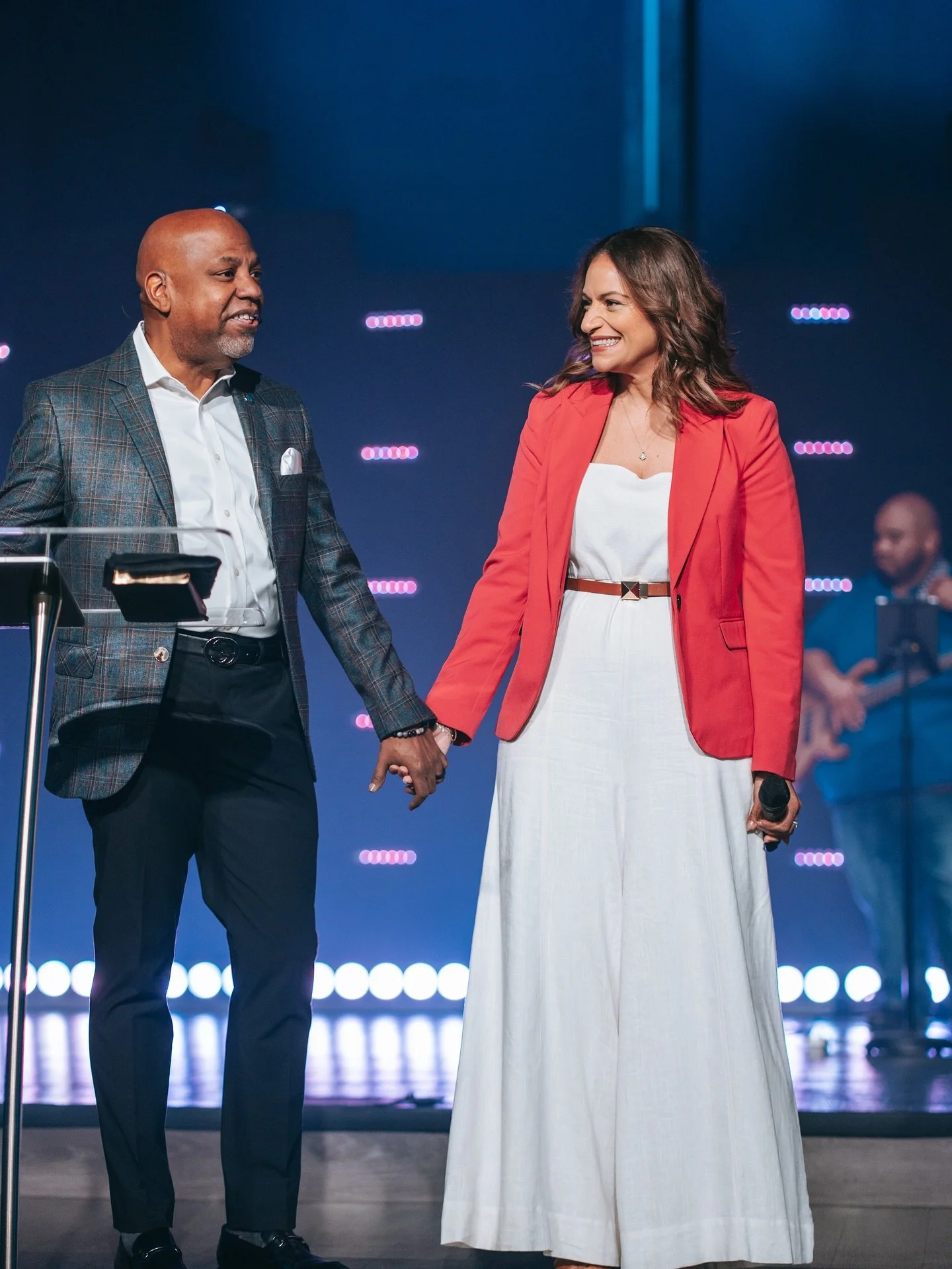 Mañana estaremos honrando a nuestros pastores Jeremías y Ana para el día de Apreciación de Pastores! Dales un abrazo, una palabra de amor y déjales saber cuánto los aprecias ☺️