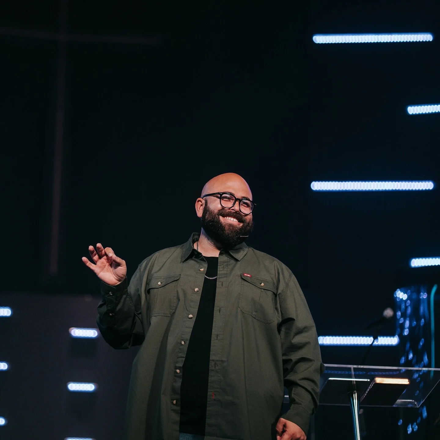 Hoy tomamos el tiempo de celebrar a nuestro increíble Pastor de Jóvenes, Pastor Ángel, un verdadero guía para la próxima generación. Tu pasión por Dios, tu corazón por los jóvenes y tu do