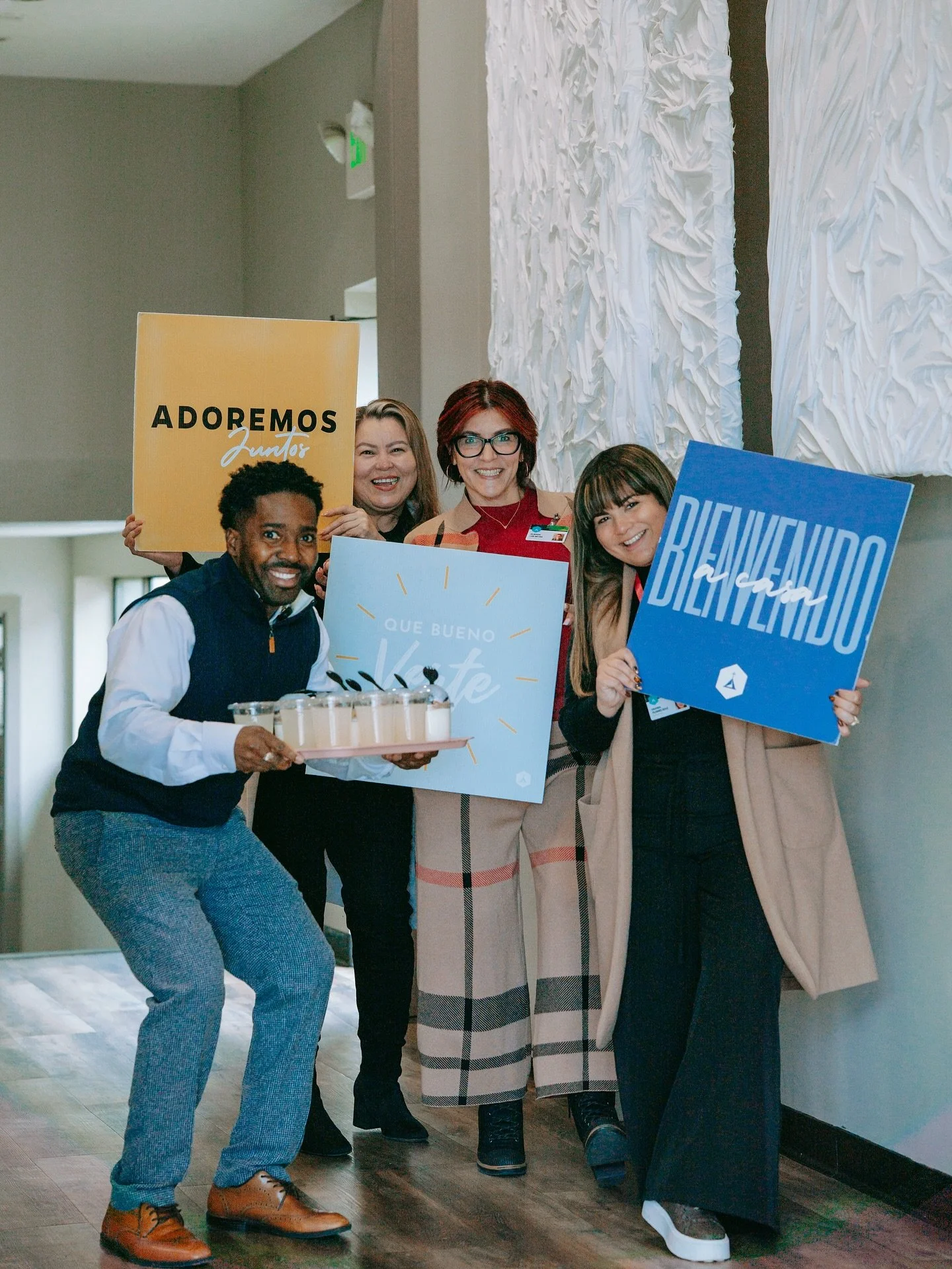 Nada como recargar el alma rodeado de gente que te quiere, te anima y te hace sentir en casa ⛪️ 
¡Los domingos se disfrutan más en comunidad! ❤️‍🔥