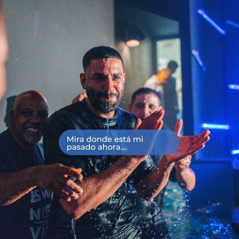 🌊 Lo que Dejas Atrás en el Bautismo:
La Soledad
Ya no caminas solo. En Cristo, entras a una nueva familia: la Iglesia.
Queremos caminar contigo! Comenta "Nueva Familia" para recibir el enlace
