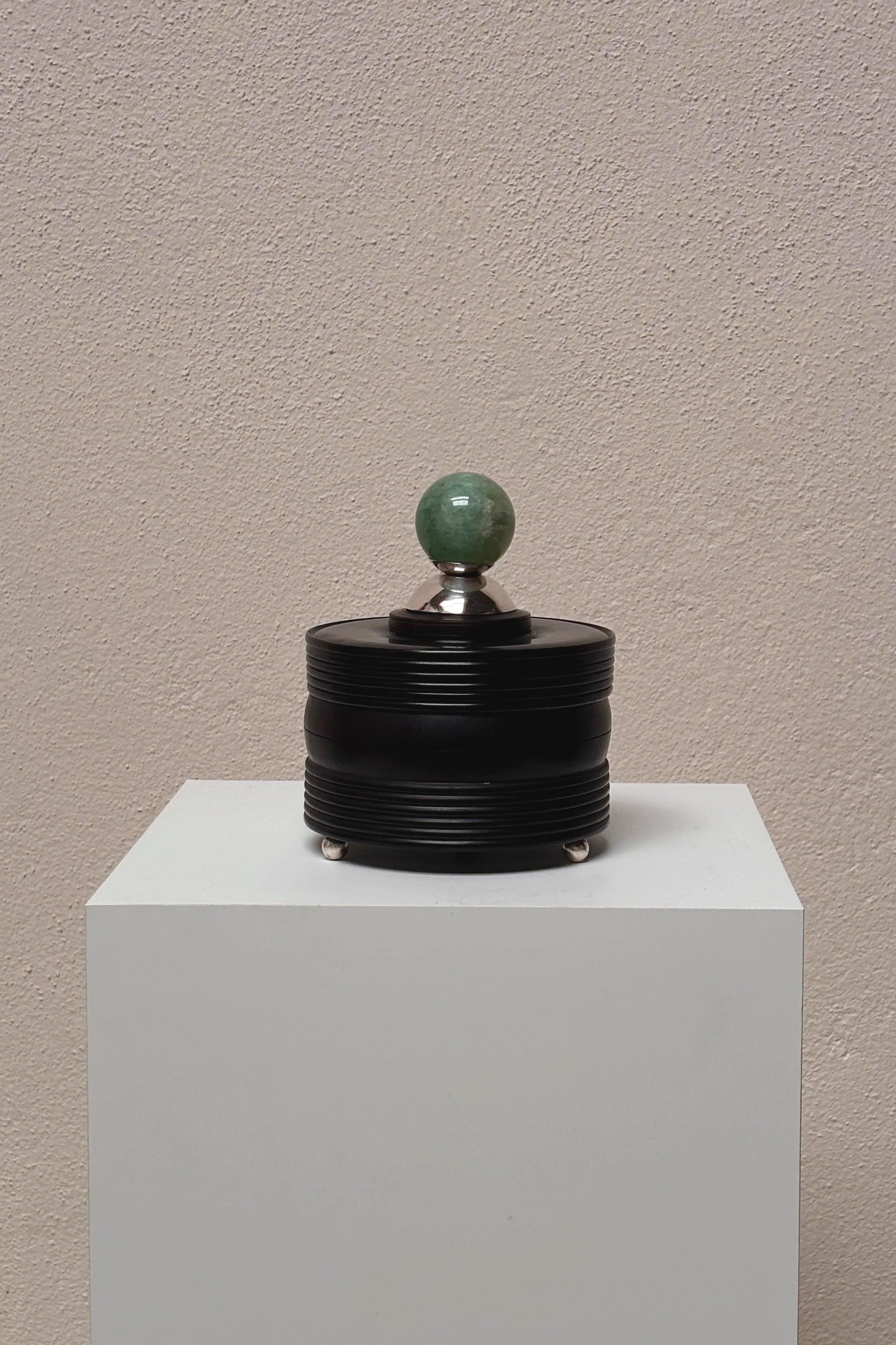 Box in Ebony with silver ball feet and big Aventurine | Antje Weber