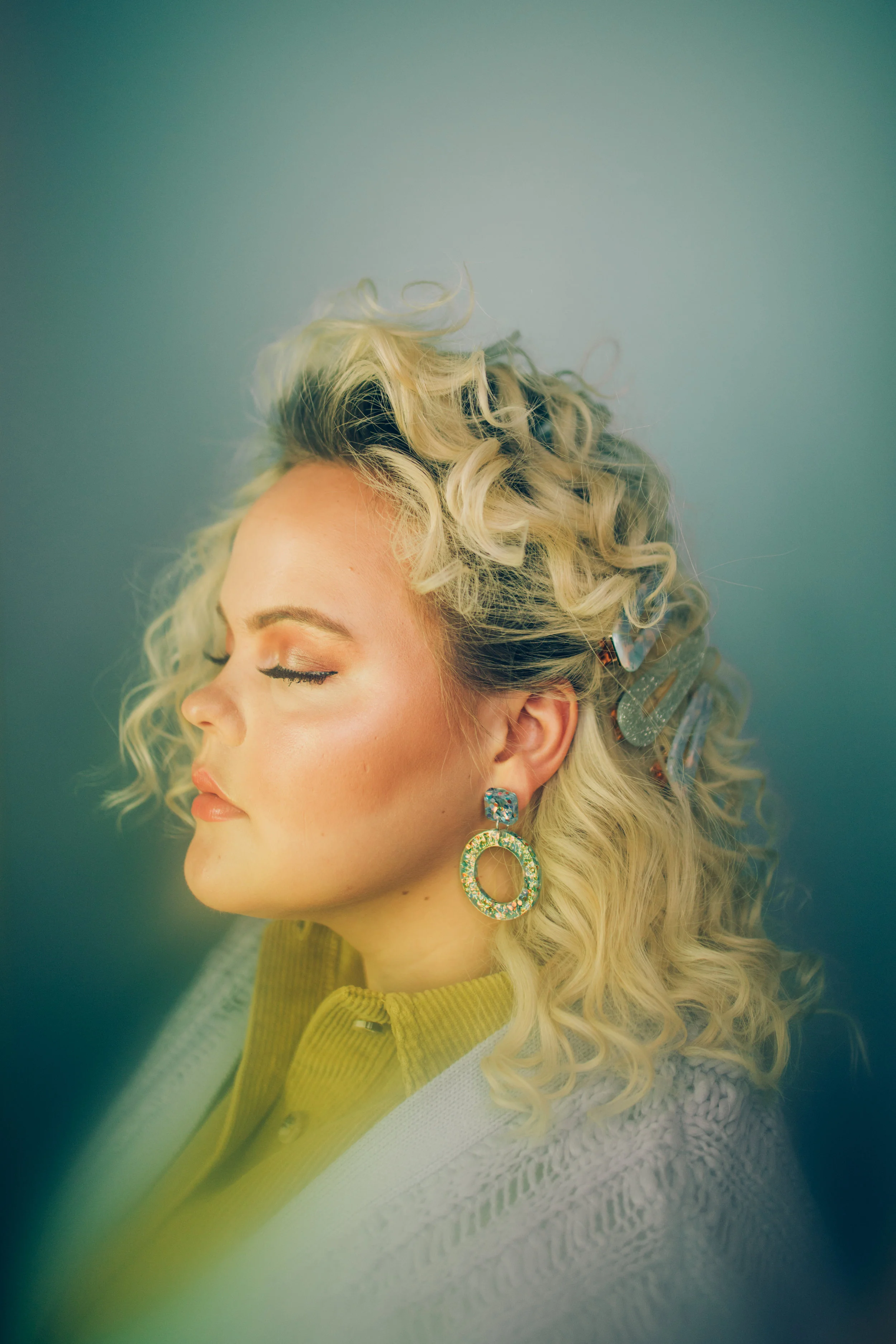 1980s Supernova Portraits with Savage Universal | DIY KITCHEN PHOTOGRAPHY STUDIO