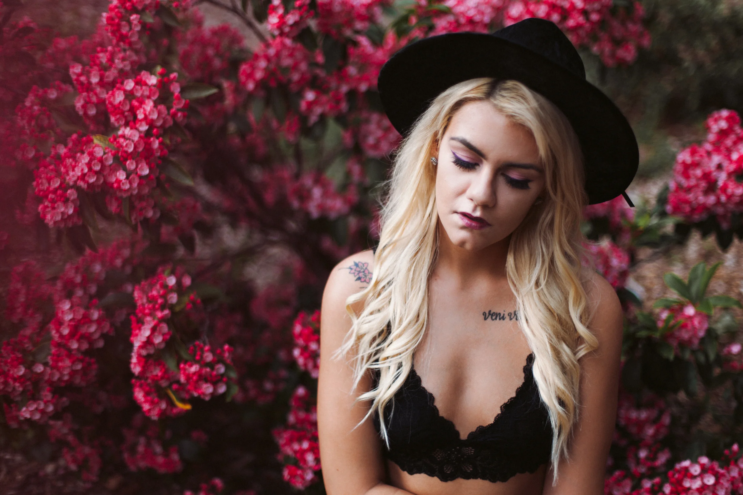 tessa + flowers | photography beginner easy lightroom tutorial