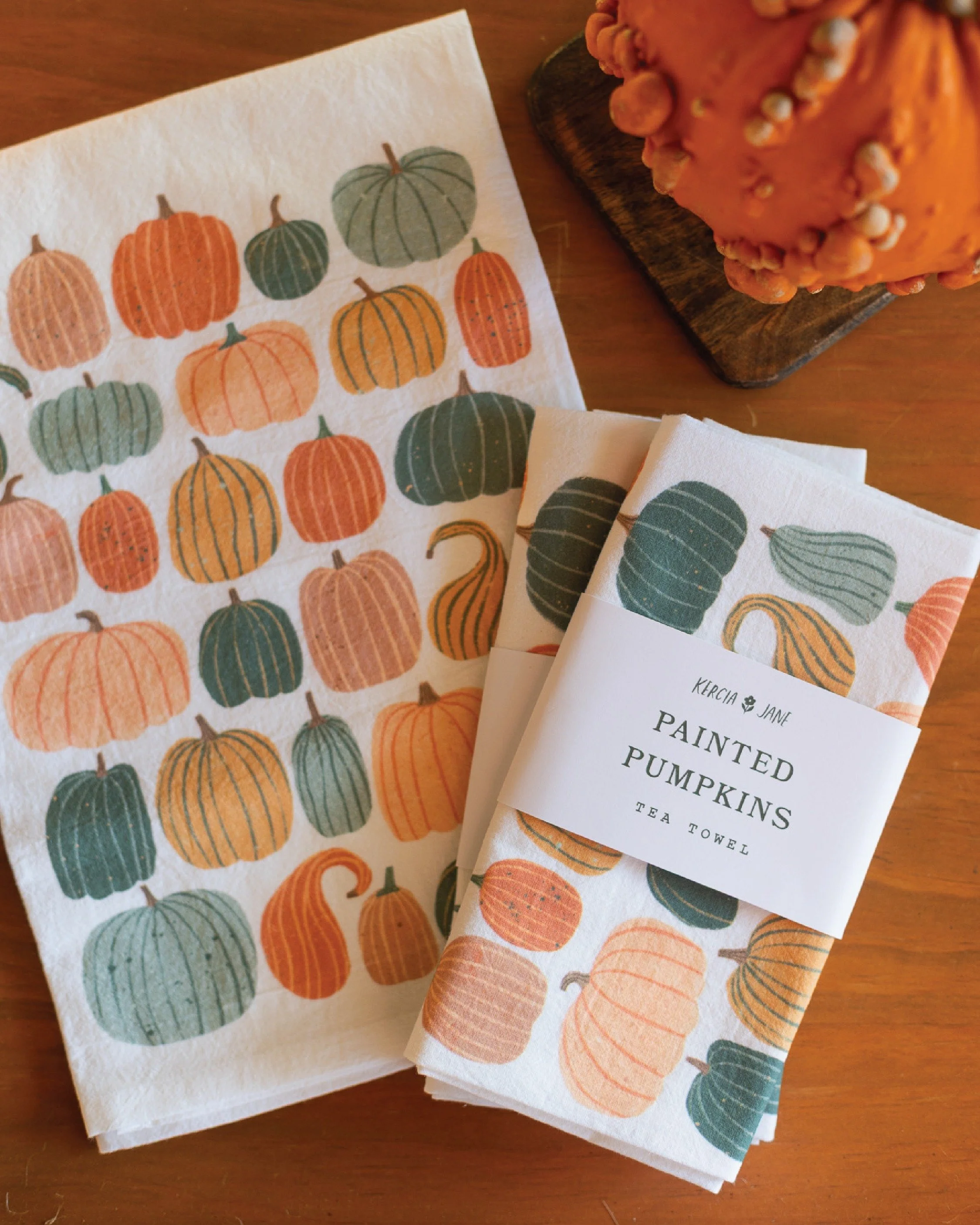 Your kitchen called. It wants the pumpkin towel. 🎃

Come to Flannel Fest at @shopnattywest this Saturday and snag one of my best-selling Painted Pumpkins tea towels!

Plus, I&rsquo;ll also have art prints, greeting cards, stickers, and more illustra