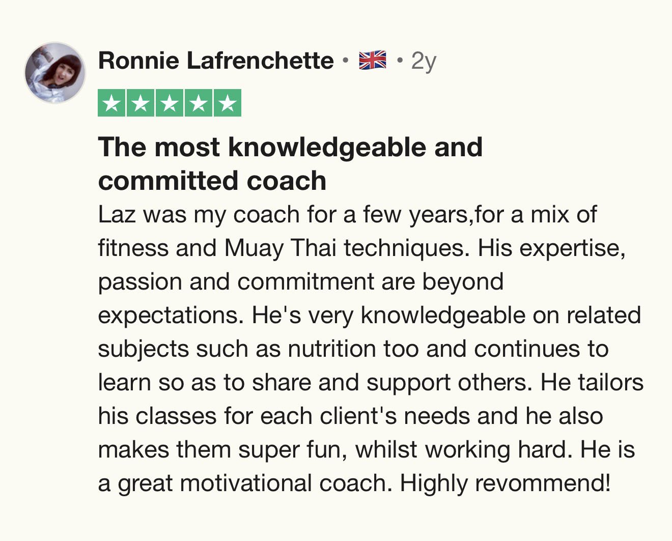 Customer review for a coach, with five-star ratings, praising his knowledge and dedication, mentioning fitness and Muay Thai techniques, tailoring classes to client needs, and being motivational.