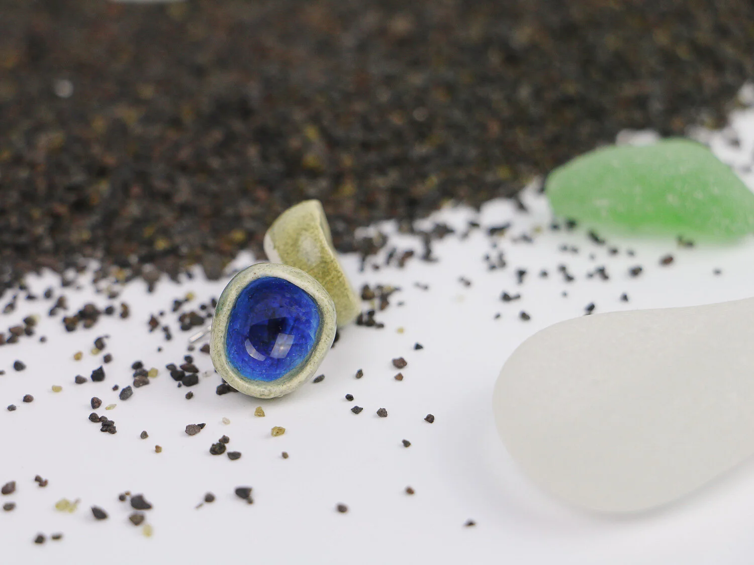 Brincos verde e azul forte em cerâmica, criados com reaproveitamento de vidros apanhados na praia