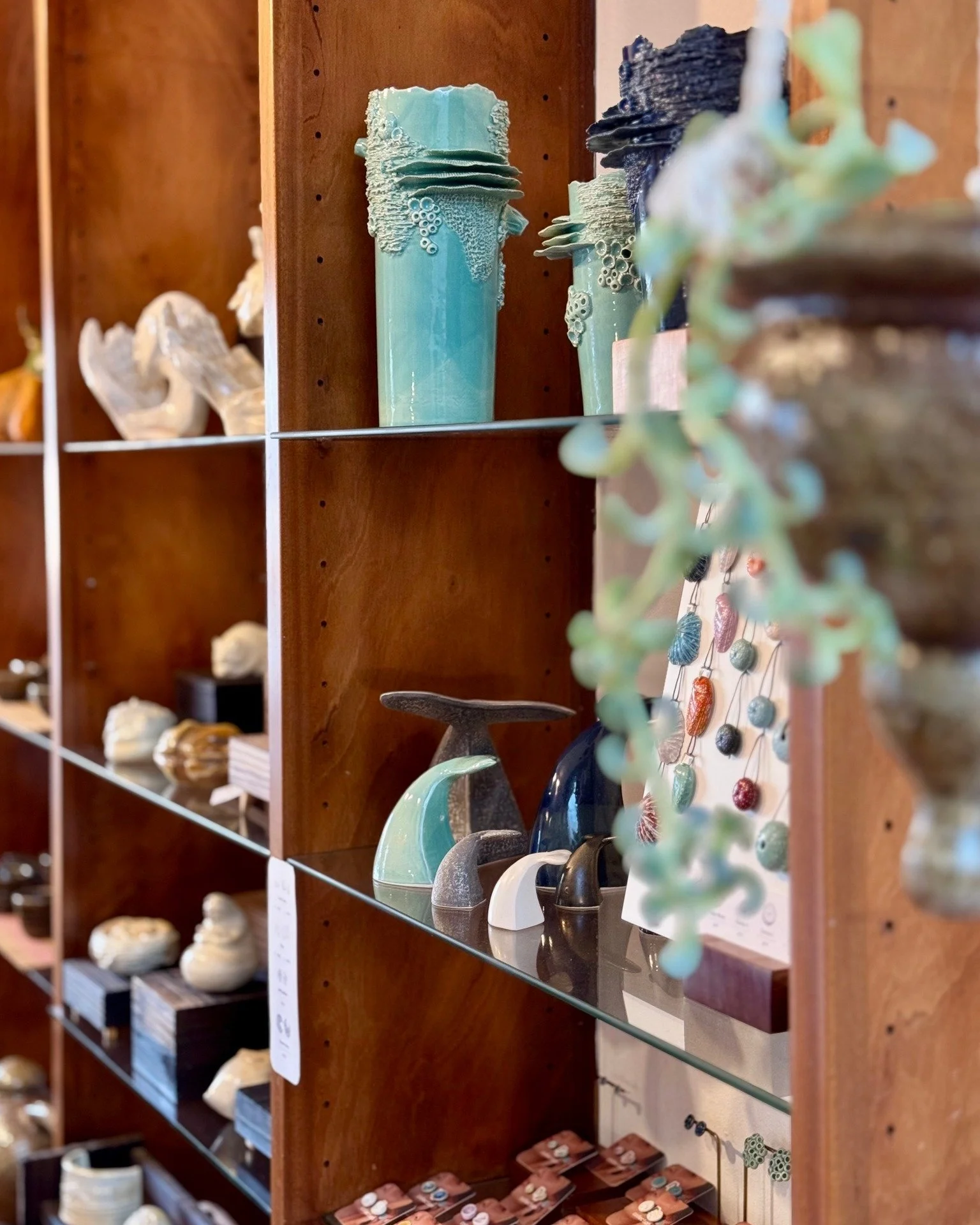 ✨ De volta a Angra ✨
De 17 a 24 de dezembro, estarei na loja Magma Atelier, em Angra do Hero&iacute;smo, com as minhas pe&ccedil;as. 
A loja contar&aacute; com trabalhos de v&aacute;rios artistas, tornando-se o lugar ideal para encontrar um presente 