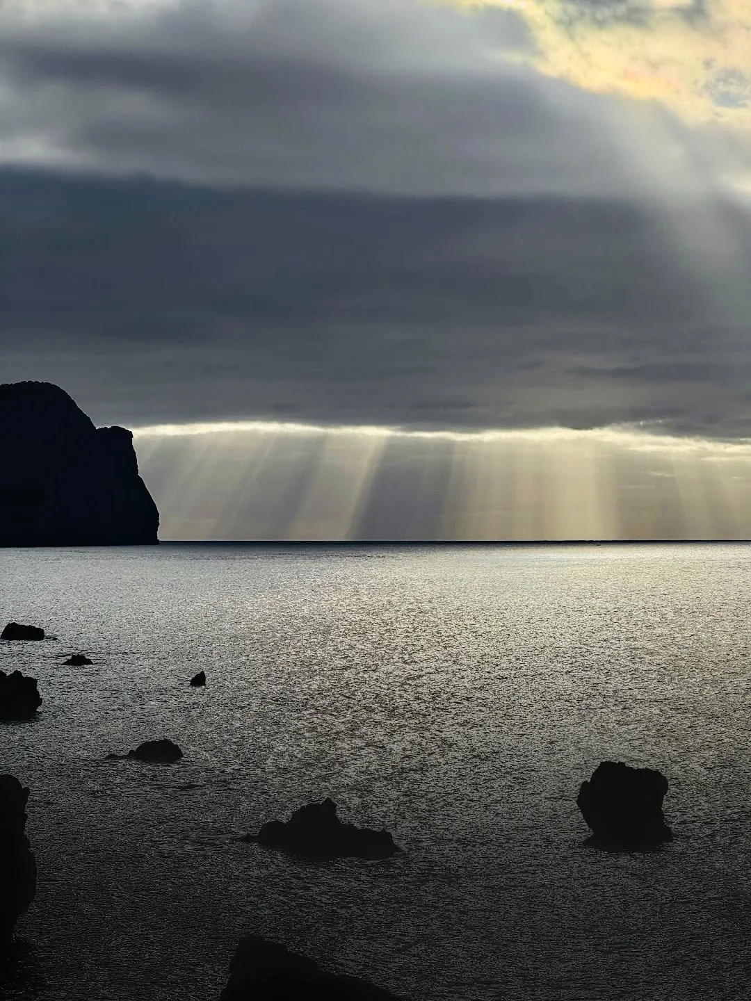 Que sorte &eacute; poder apreciar o mar todos os dias! Seja ver&atilde;o ou inverno, &eacute; fonte de inspira&ccedil;&atilde;o e de for&ccedil;a 🌊

#inspiration #oceanlover #azores
