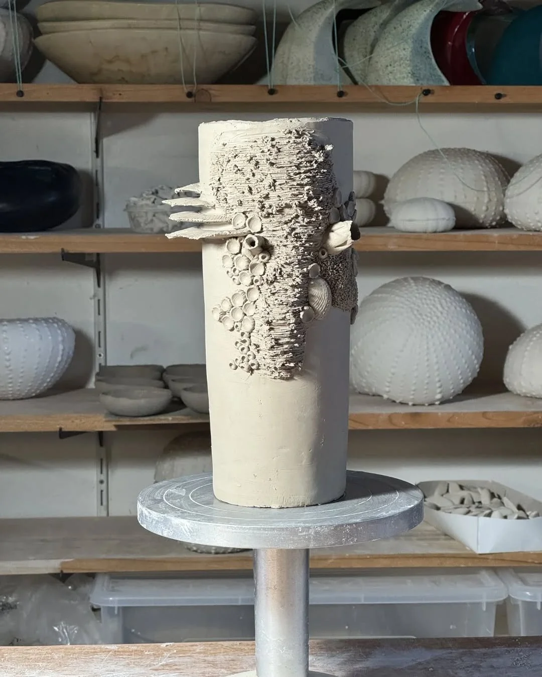 Antes de chegar &agrave; tua casa, cada pe&ccedil;a passa por v&aacute;rias etapas. Da mesa onde a produzo &agrave;s prateleiras do atelier, onde repousa e seca antes de ganhar vidro e brilho. S&oacute; ent&atilde;o, segue viagem at&eacute; ti. Em br