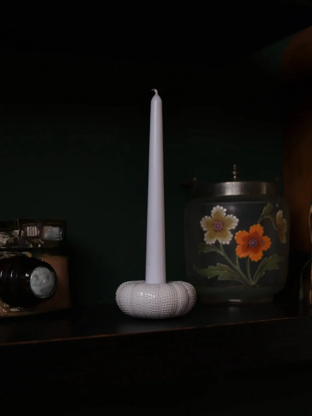 O Ouri&ccedil;o Vela nasce de uma textura &uacute;nica proveniente do mar e da vontade de criar uma pe&ccedil;a funcional, que ilumina e transforma o teu espa&ccedil;o.

#portugueseceramics #handcrafted #candleholder