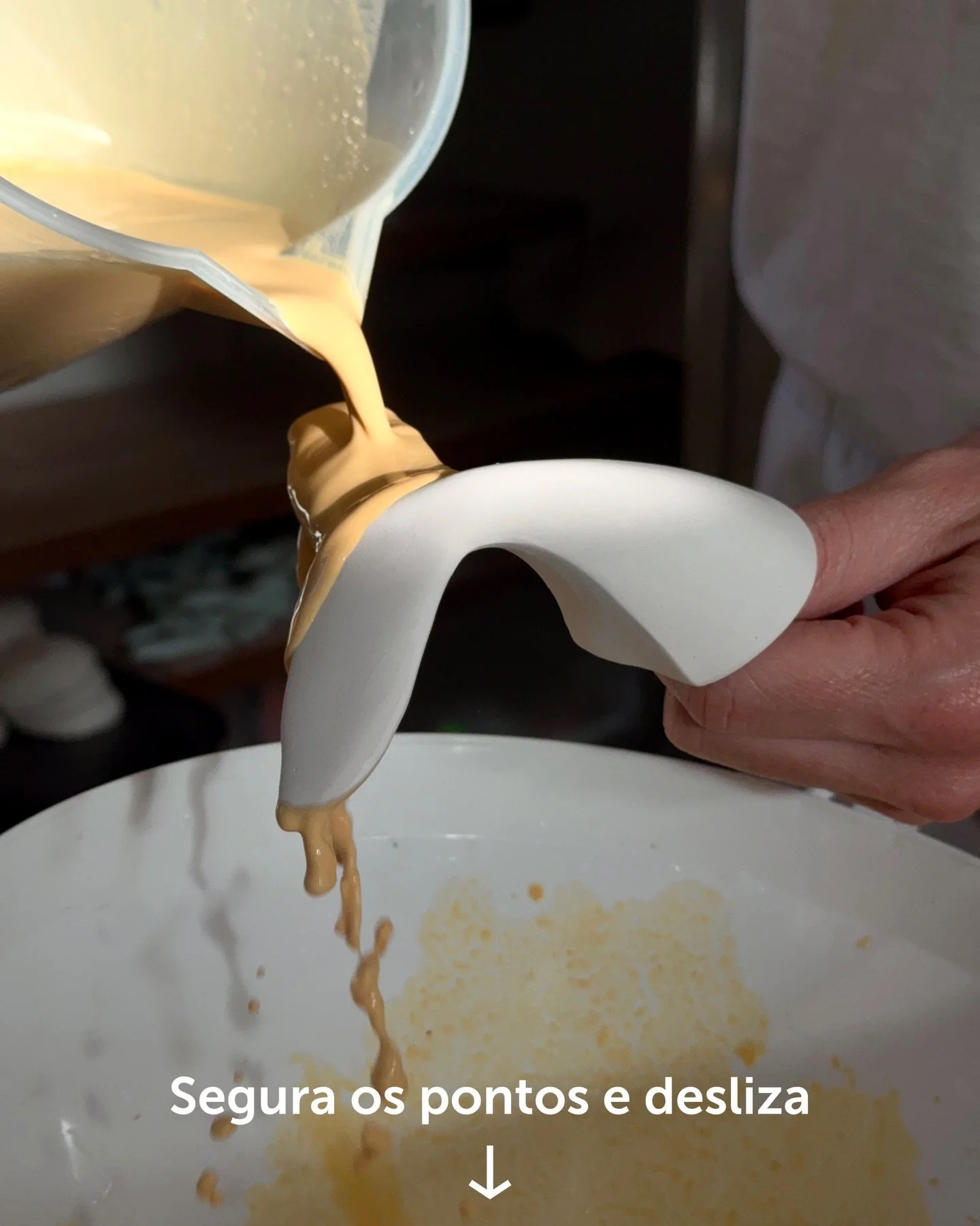 Processo de vidragem de uma Cauda de Parede M. em laranja, &agrave; luz de um final de tarde 🤩

#ceramicglaze #azores #glaze #ceramic