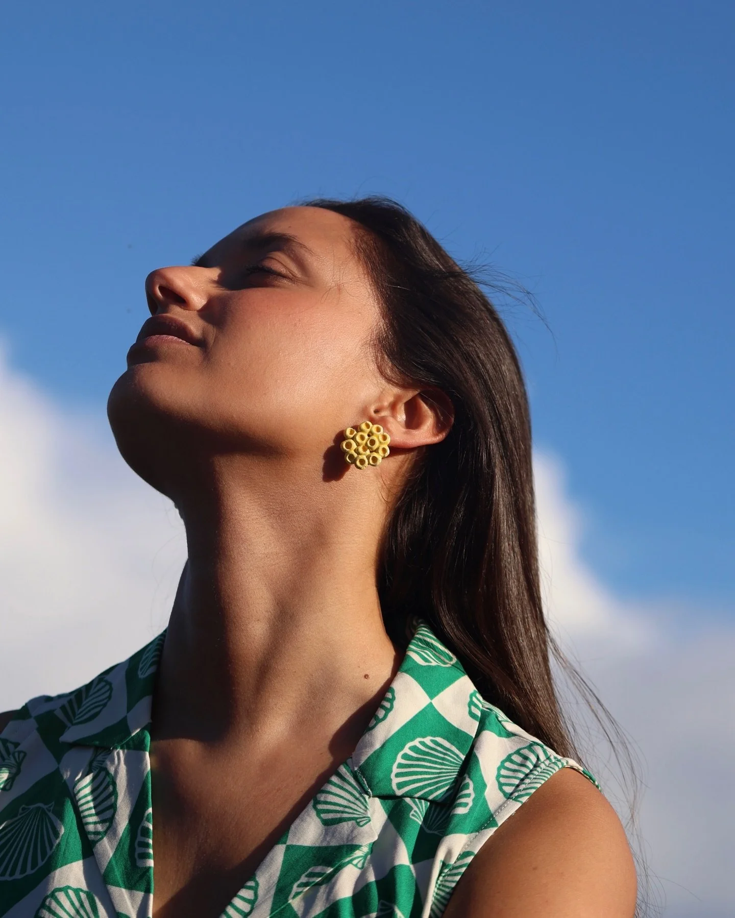 Estou feliz por vos apresentar novas cores dos brincos AirBubbles e Anemone.

Tons sazonais, pensados para dias mais longos e quentes, produzidos em pequenos lotes.

AirBubbles em Bright Sun - um vidrado vibrante, cheio de energia ☀️ 

#earrings #bri