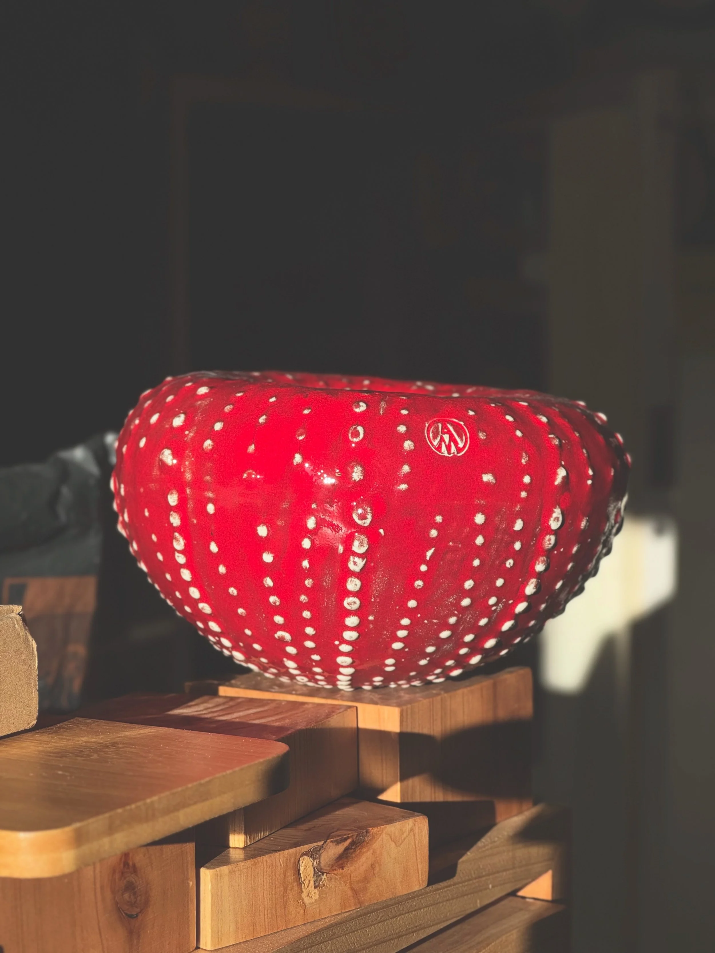 Um vaso, um casti&ccedil;al, uma pe&ccedil;a de parede ou um objeto decorativo para a mesa. 
O Ouri&ccedil;o adapta-se a diferentes espa&ccedil;os e fun&ccedil;&otilde;es, sem perder a sua identidade. Talvez a pe&ccedil;a mais vers&aacute;til e simb&