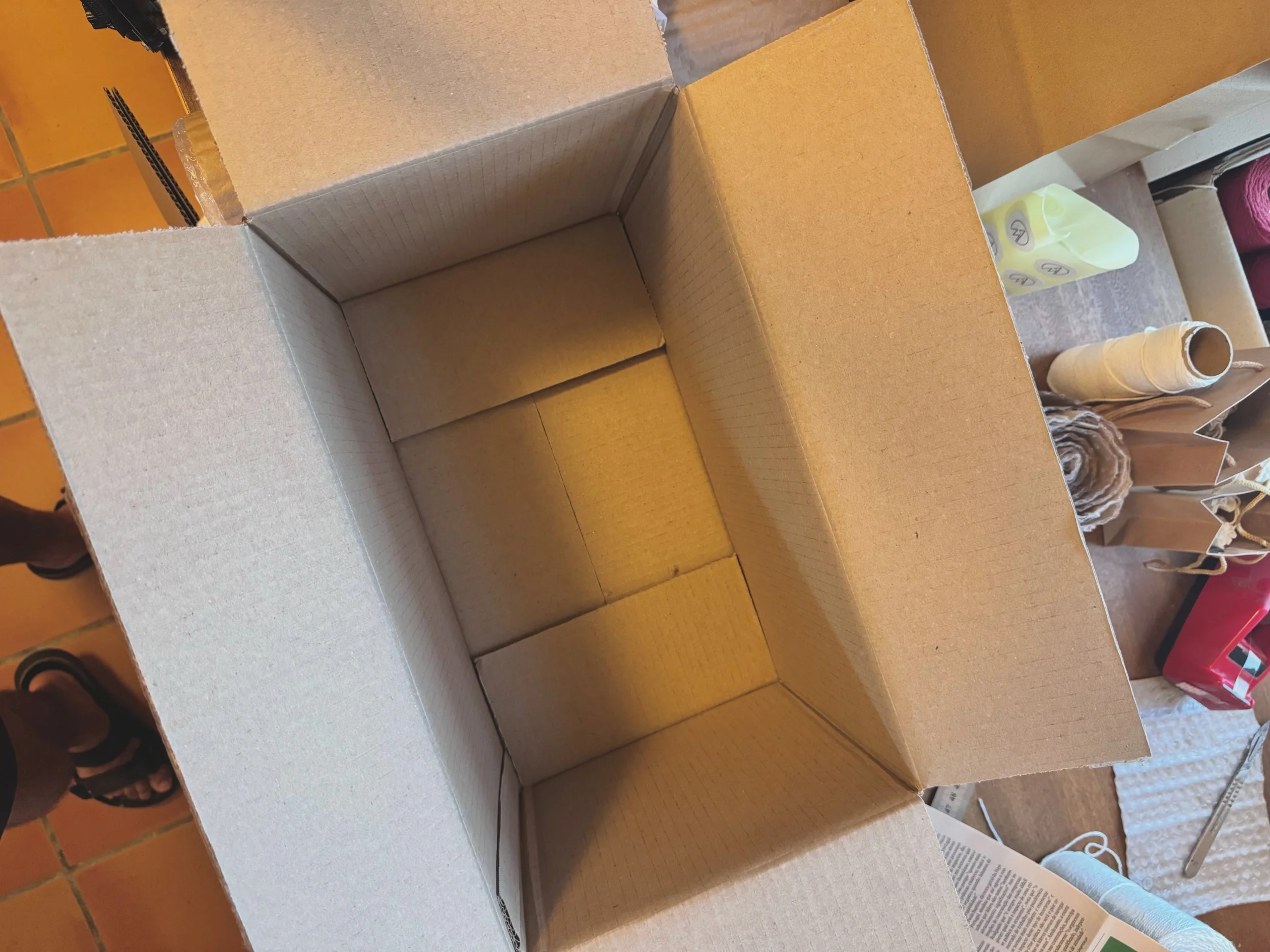 Cada pe&ccedil;a que sai do atelier come&ccedil;a uma pequena viagem. 📦 ✈️ 

E antes de chegar &agrave;s vossas m&atilde;os, h&aacute; todo um processo para garantir que chega inteira.

Jornal amachucado em quantidade generosa, &oacute;timo para abs