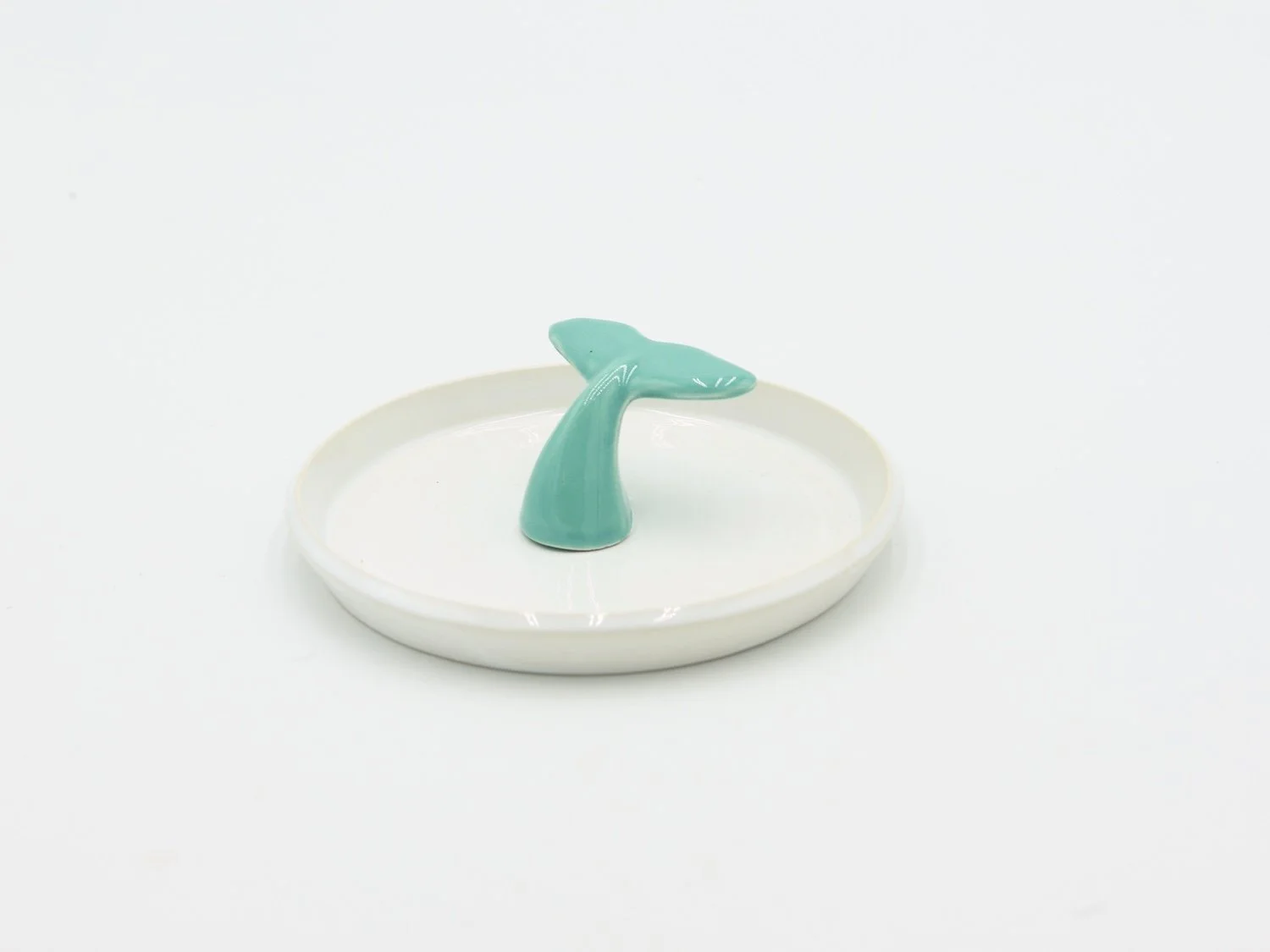 Prato em cerâmica, com cauda turquesa no centro, feito à mão na cor branco