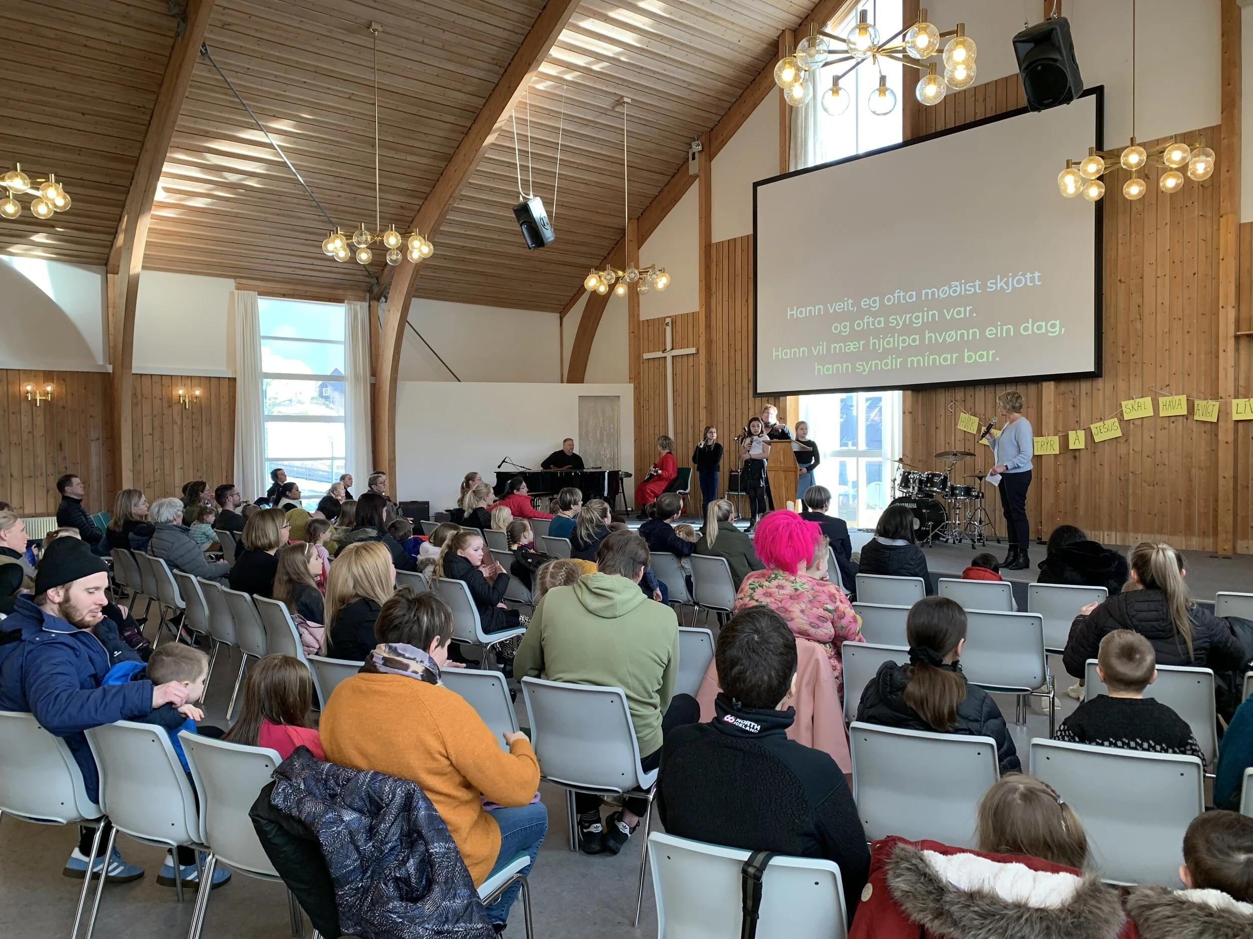 Ung hjálpa til í sunnudagsskúlanum