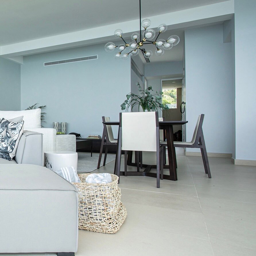 SEA FOAM: modern beachhouse vibes in a soothing palette of neutrals to match an endless horizon line.
.
.
#luxurybeachrentals #luxurypuertovallarta #beachfrontliving #beachfrontlifestyle #beachfrontrentals #buythebeachhouse
#penthousedesign #movetome