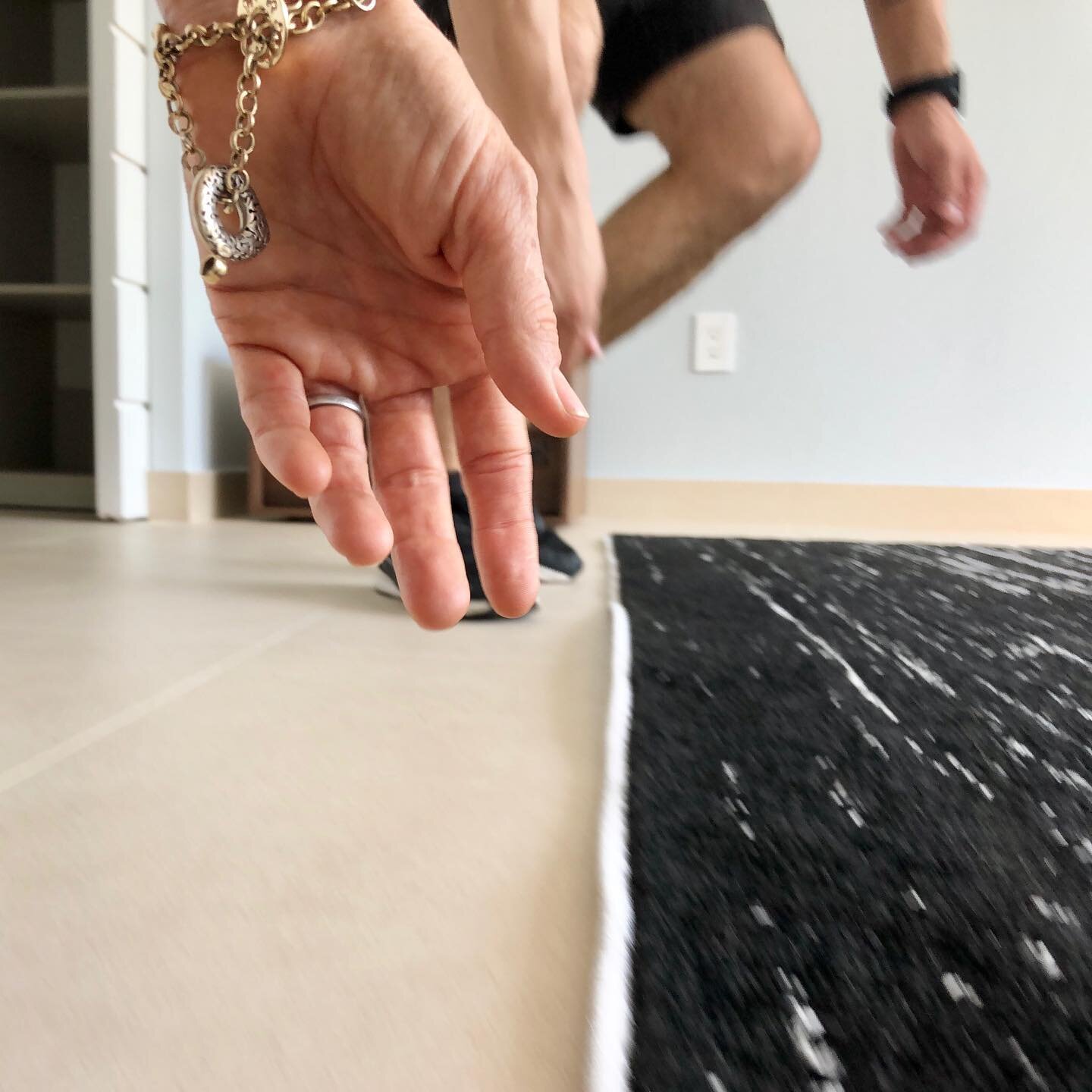 FINISHING TOUCHES: Every detail is intuitive, thoughtful and designed for your safety and comfort. Because home is the ❤️ of our business!
.
.
#whitegloveservice #whitegloveinstallation #designfromhome #designfromadistance #moveinready