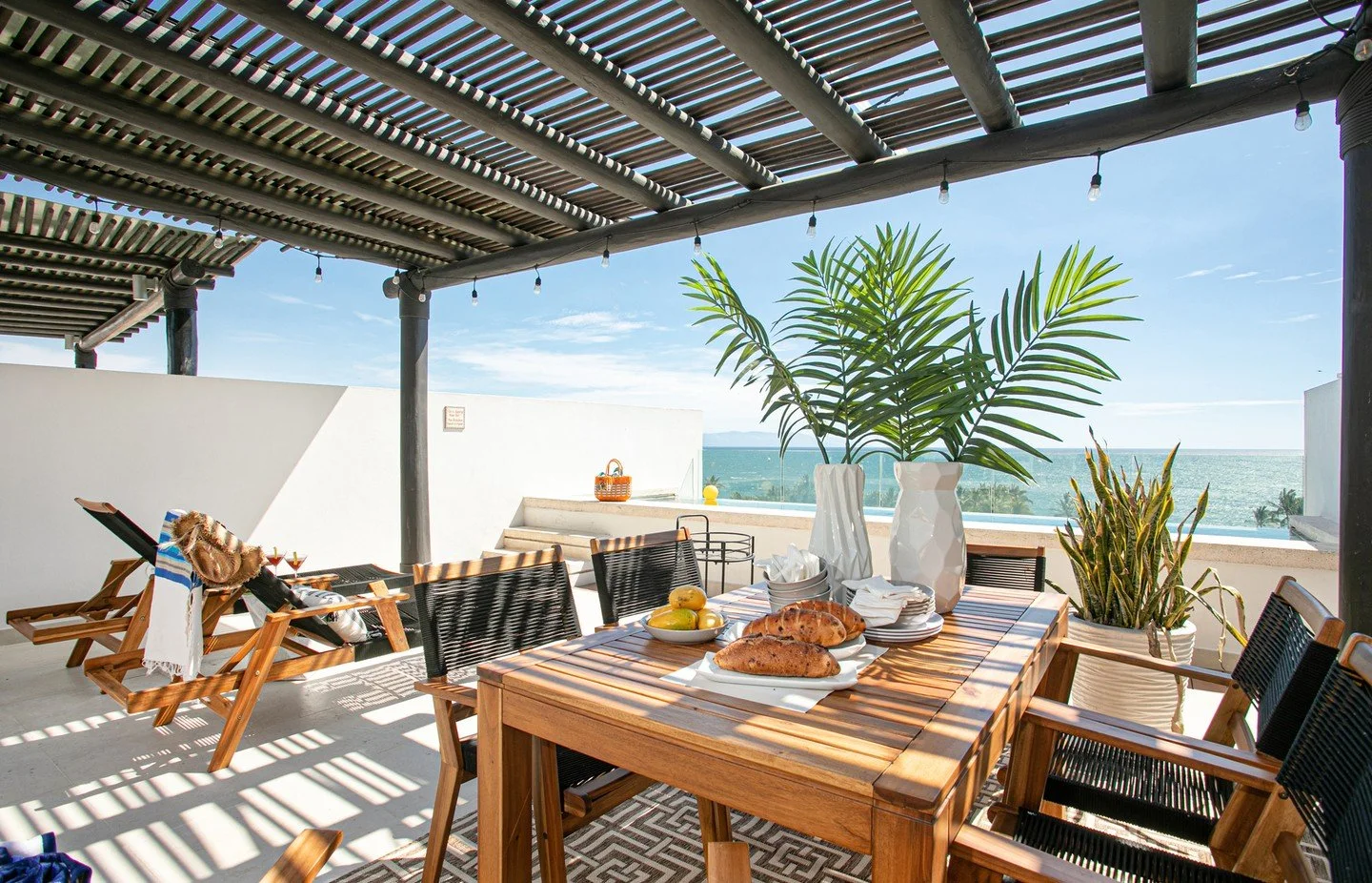 FALL FOR YOUR DREAMHOME IN MEXICO: It's officially Fall. And that means just 4 short months to transform your dream house in paradise.
🌎 For many North American buyers, the dream of owning and operating a vacation home, luxury villa or rental prope