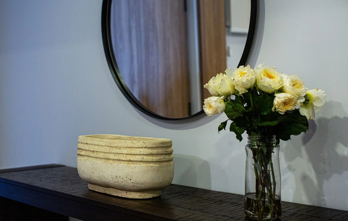 ENTRYWAY ARRIVAL: First impressions matter—especially on vacation.
A custom console + mirror welcome guests with baskets of fluffy towels and easy-access pool passes. Even compact spaces deserve an elegant treatment and our designers know all
