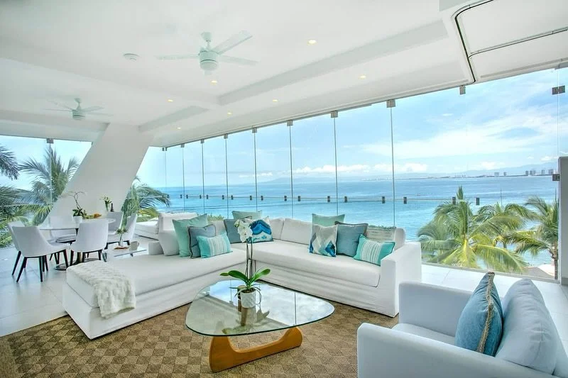 ✈️ DESIGN AT A DISTANCE
When this busy Dallas professor entrusted us with her Mexico residence, she had one request: make it effortless.

The Brief:
✨ Crisp, clean, all-white elegance
🌊 Coastal colors + resort textures
🏖️ Upscale details every gues