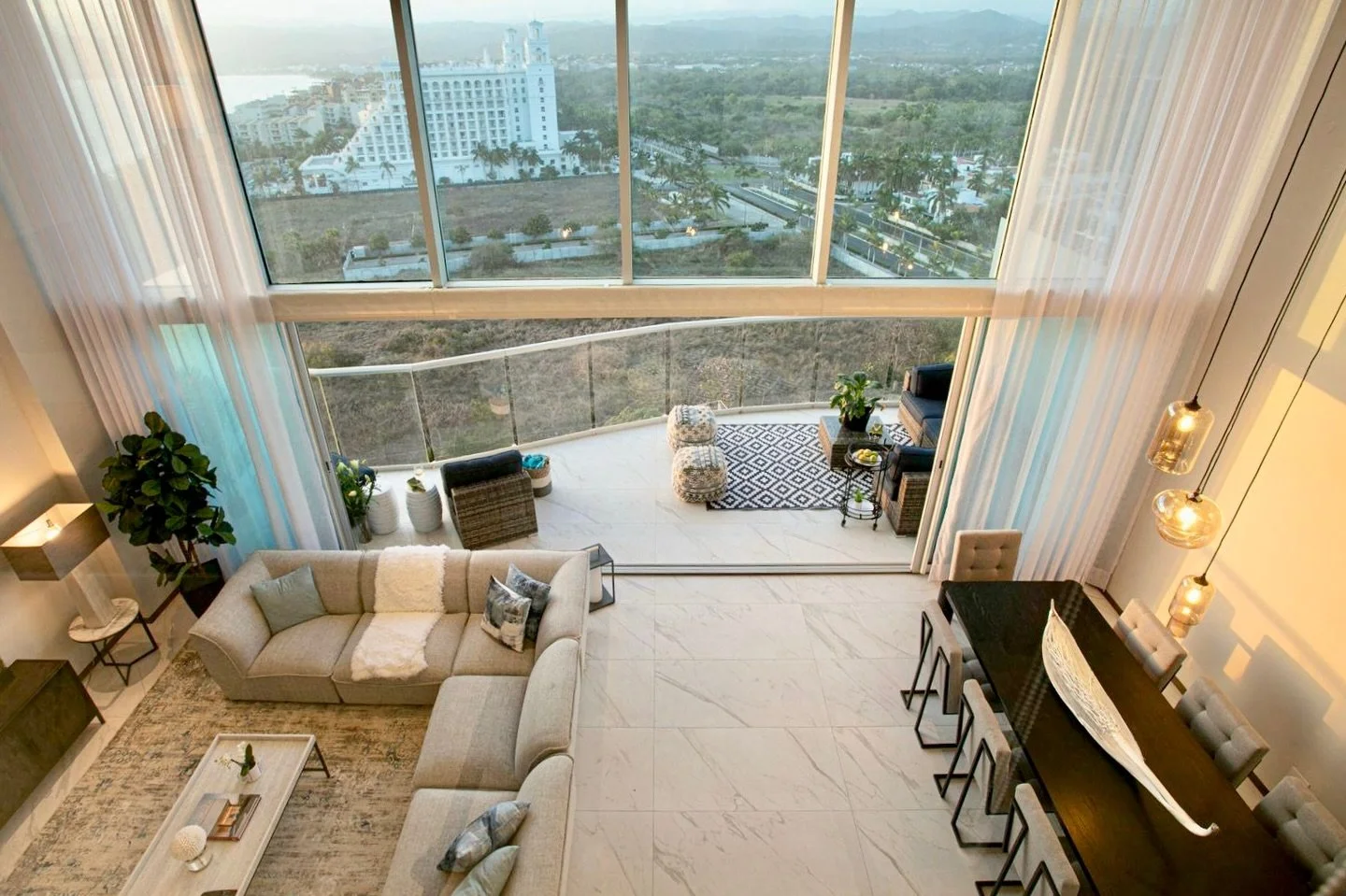 SPRING FORWARD | Mexico is Waiting

Spring has a way of awakening possibility. This is the season of fresh perspective, renewed ambition and the quiet pull toward a more beautiful way of living. For many, that vision leads to Mexico.

And Mexico is w