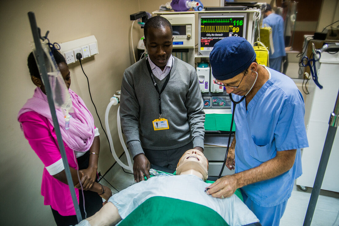  A doctor advises his students during a simulation training. 