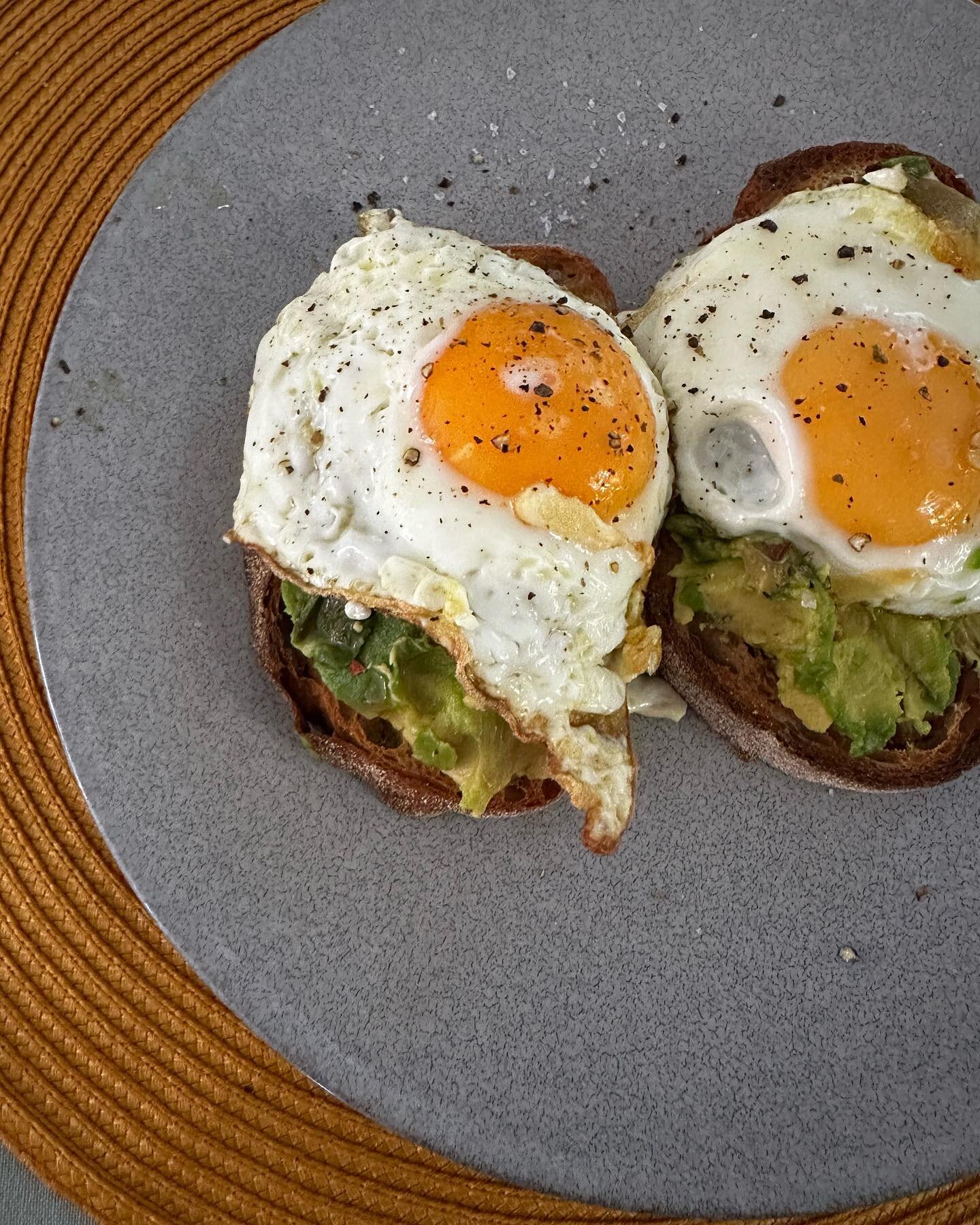 One of my favourite &amp; hormone-loving meals to make when I&rsquo;m rushed for time ⏰ 

Guaranteed to keep me full for hours 😋

✨ INGREDIENTS
🥑 1/2 avocado 
🍳 2 free-range eggs (less than 1500 hens / hectare) cooked in extra virgin olive oil
🍞 