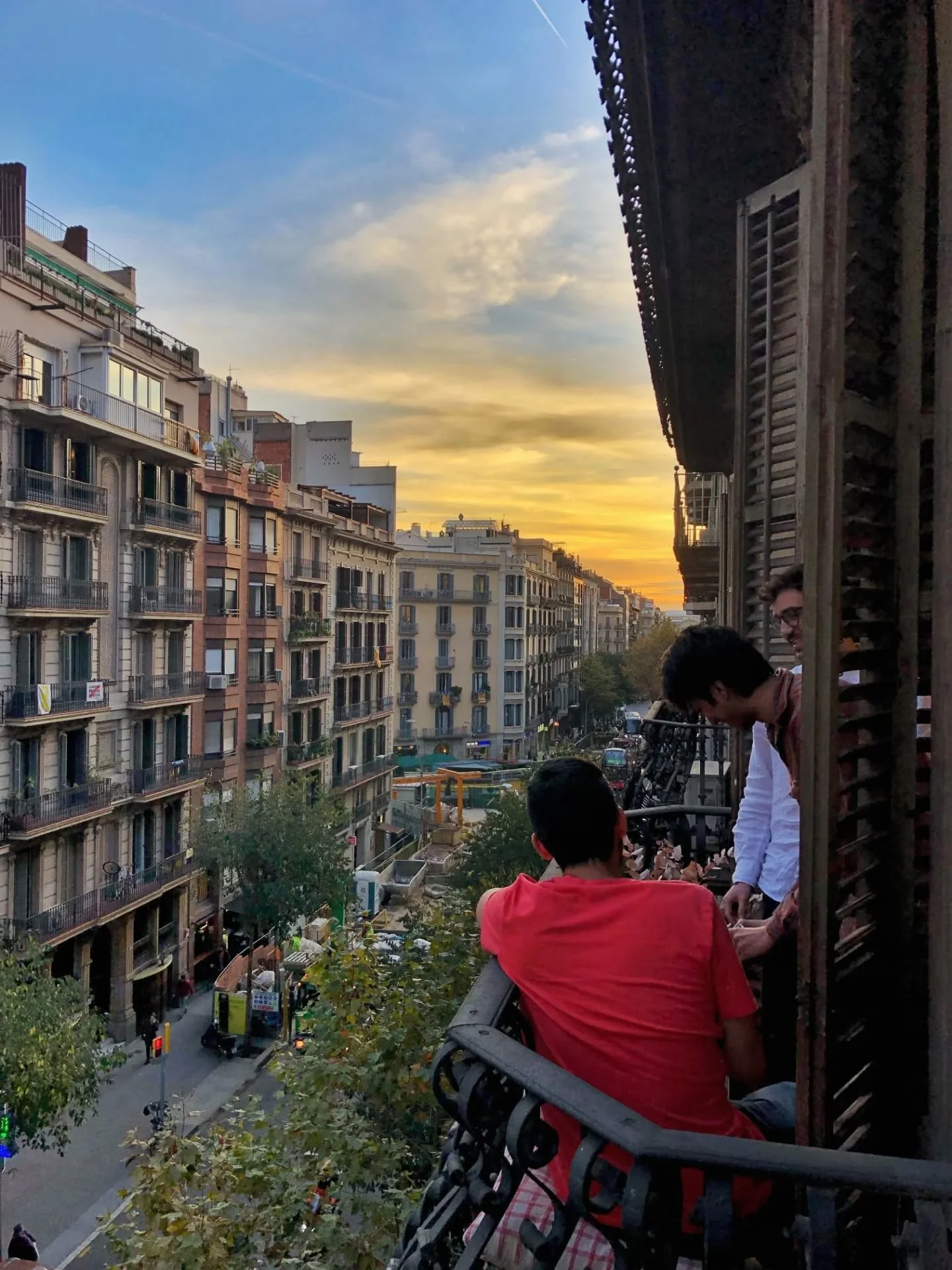 15.11.2018.

Arriv&eacute;e &agrave; Barcelone un jeudi soir, sous une pluie battante et un orage de folie.

Le taxi me d&eacute;pose avec mes valises &agrave; l&rsquo;h&ocirc;tel o&ugrave; je m&rsquo;installerai bri&egrave;vement avant d&rsquo;emm&e