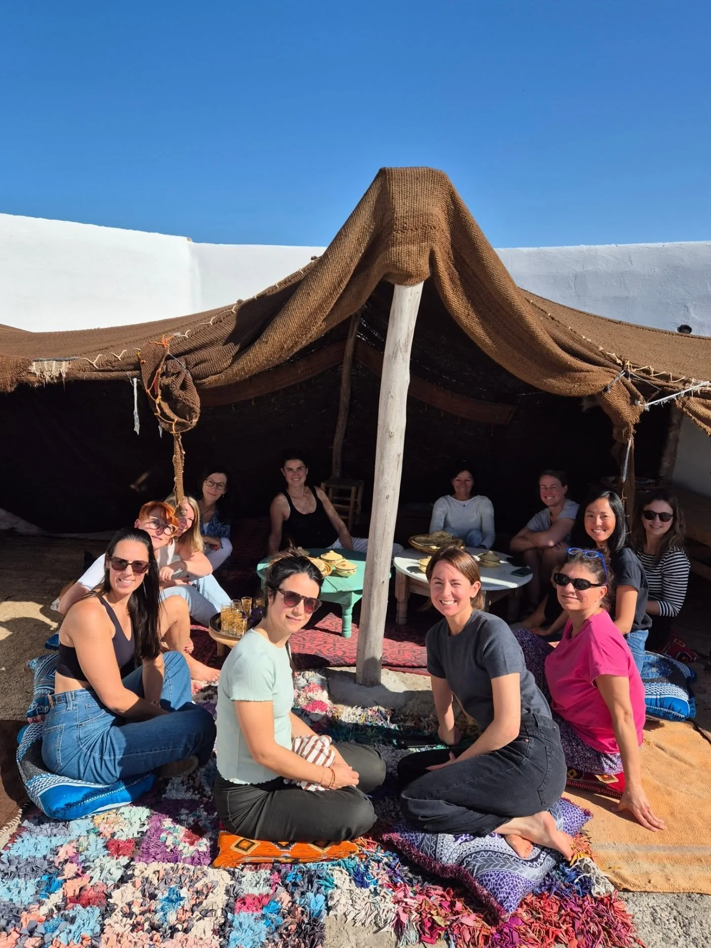 12 femmes.

4 pays diff&eacute;rents.

1 d&eacute;nominateur commun : ce besoin urgent de se prioriser et de se reconnecter &agrave; sa pleine puissance, &agrave; sa lumi&egrave;re int&eacute;rieure.

Raviver cette flamme trop souvent vacillante.

12