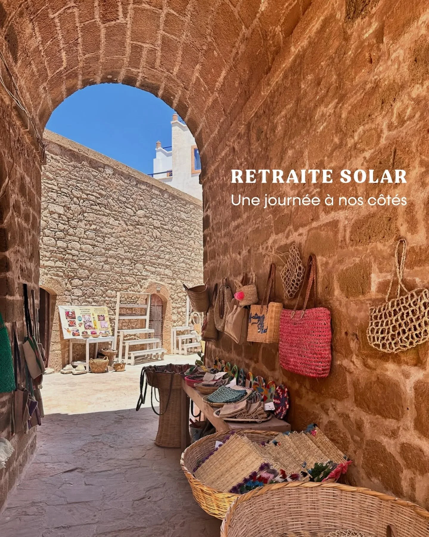 Alors que l&rsquo;hiver s&rsquo;installe ailleurs, &agrave; Essaouira la lumi&egrave;re demeure.

Respirer. Bouger. M&eacute;diter.

Lunch au soleil, chill &agrave; la piscine, balade dans la m&eacute;dina.

Saveurs marocaines, sunset dor&eacute;, re