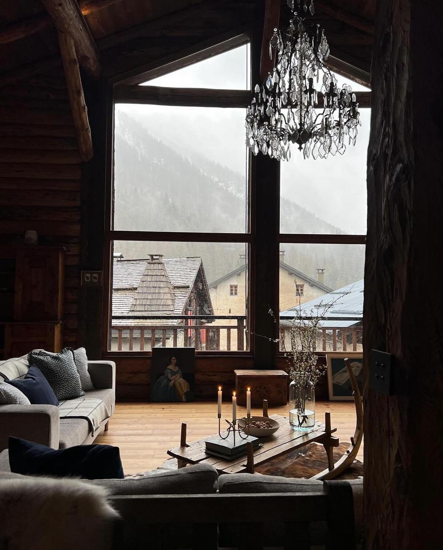 Embracing the fall and patiently waiting for the winter season to start.

Interior styling: @bettinakapareinteriors 
Chalet: @hipchalets 
Photographer @soren_rickards