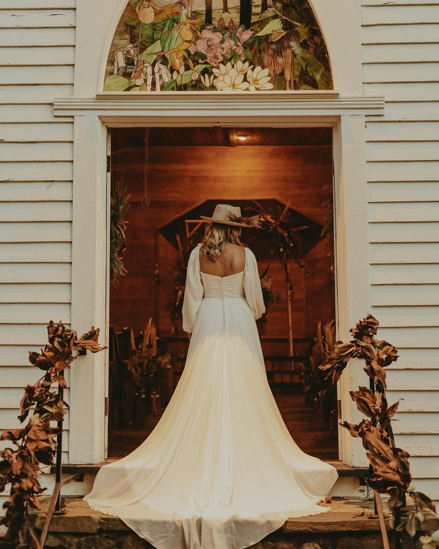 Our dear friend, Sarah, on her wedding day at Orion Chapel. 

This photo by @carolinagypsyco captures the mystic of her natural beauty and style so well. 🍂
