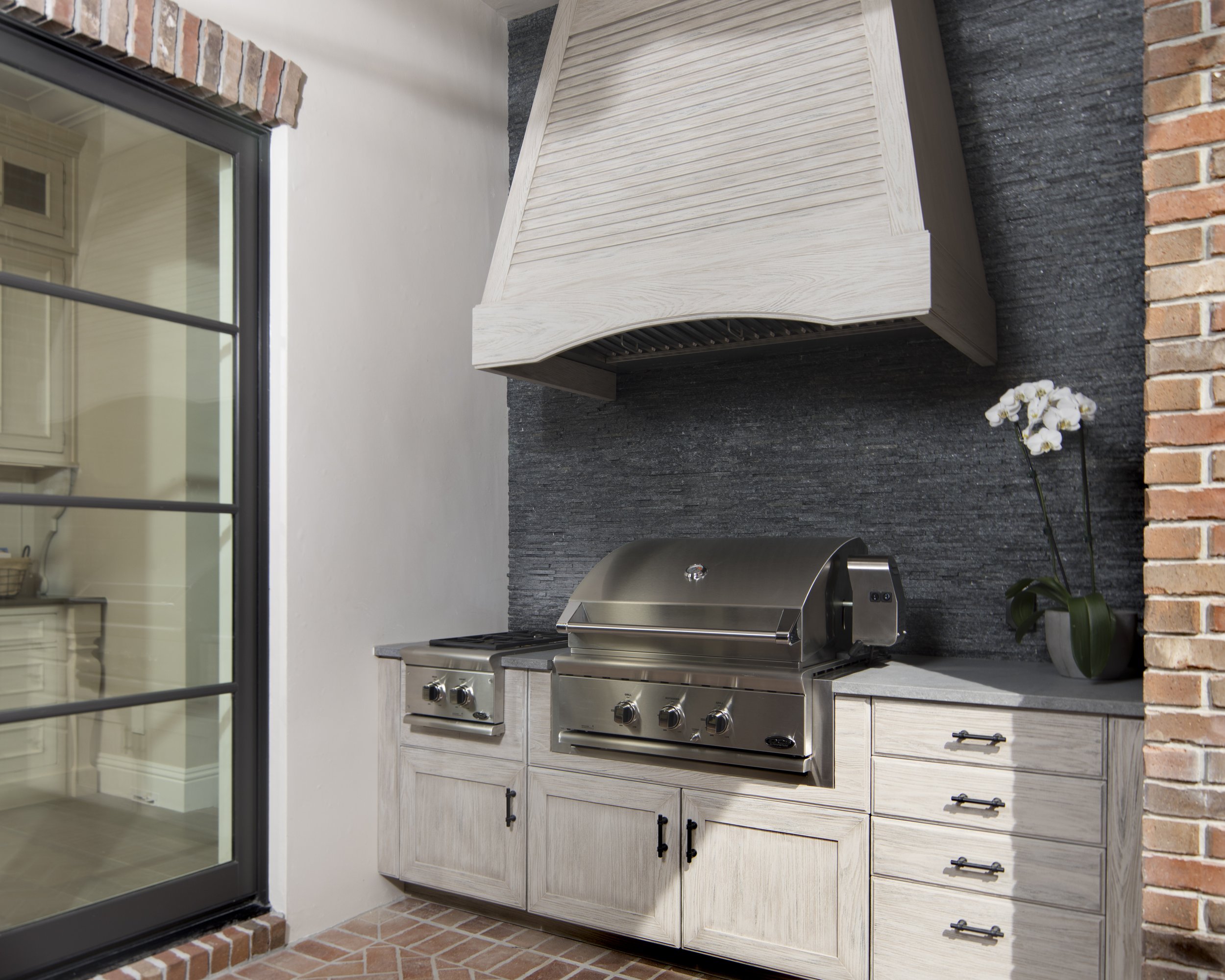 NAHB-outdoor-grill-cabinets-with-louver-hood-┬⌐JeffDavisPhotography-NatureKast.jpg